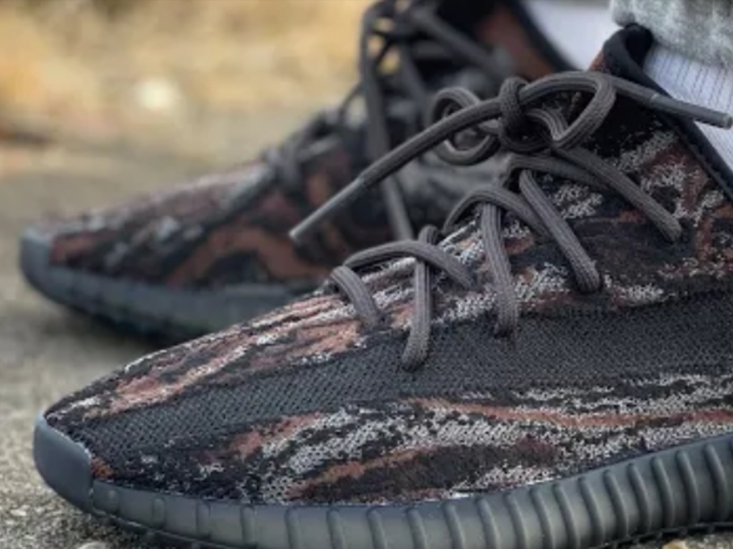 Adidas Yeezy Boost 350 V2 MX Rock 착용 스타일 - 1