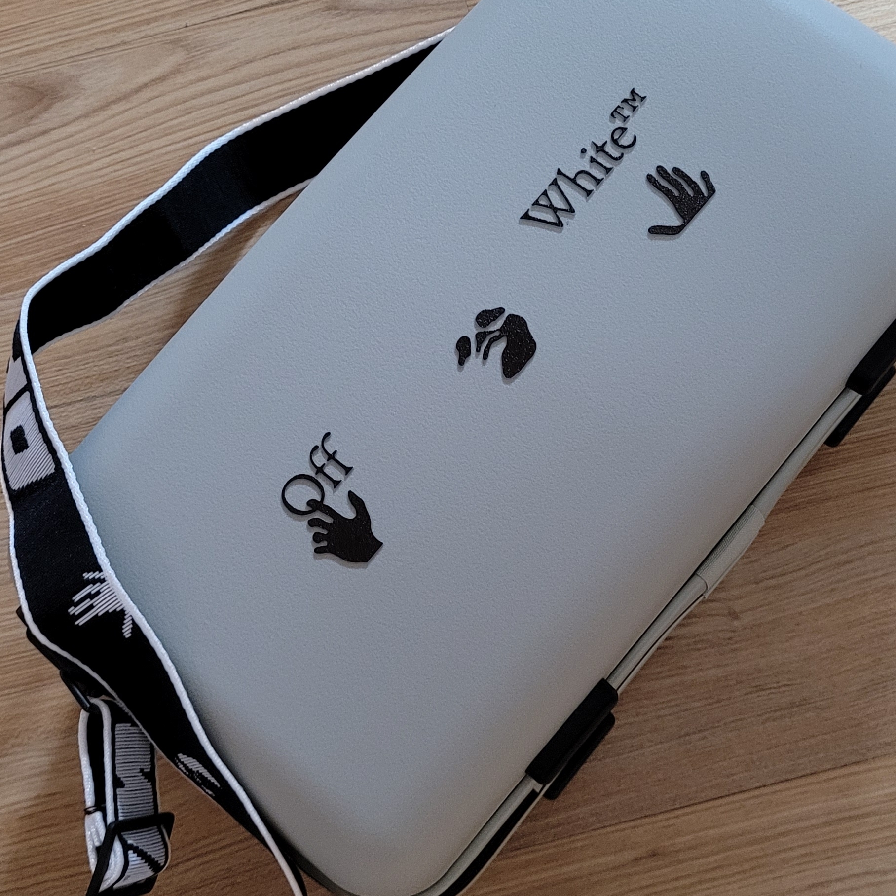 Off-White x Amore Pacific Protection Box (Without Cosmetics) 착용 스타일 - 2