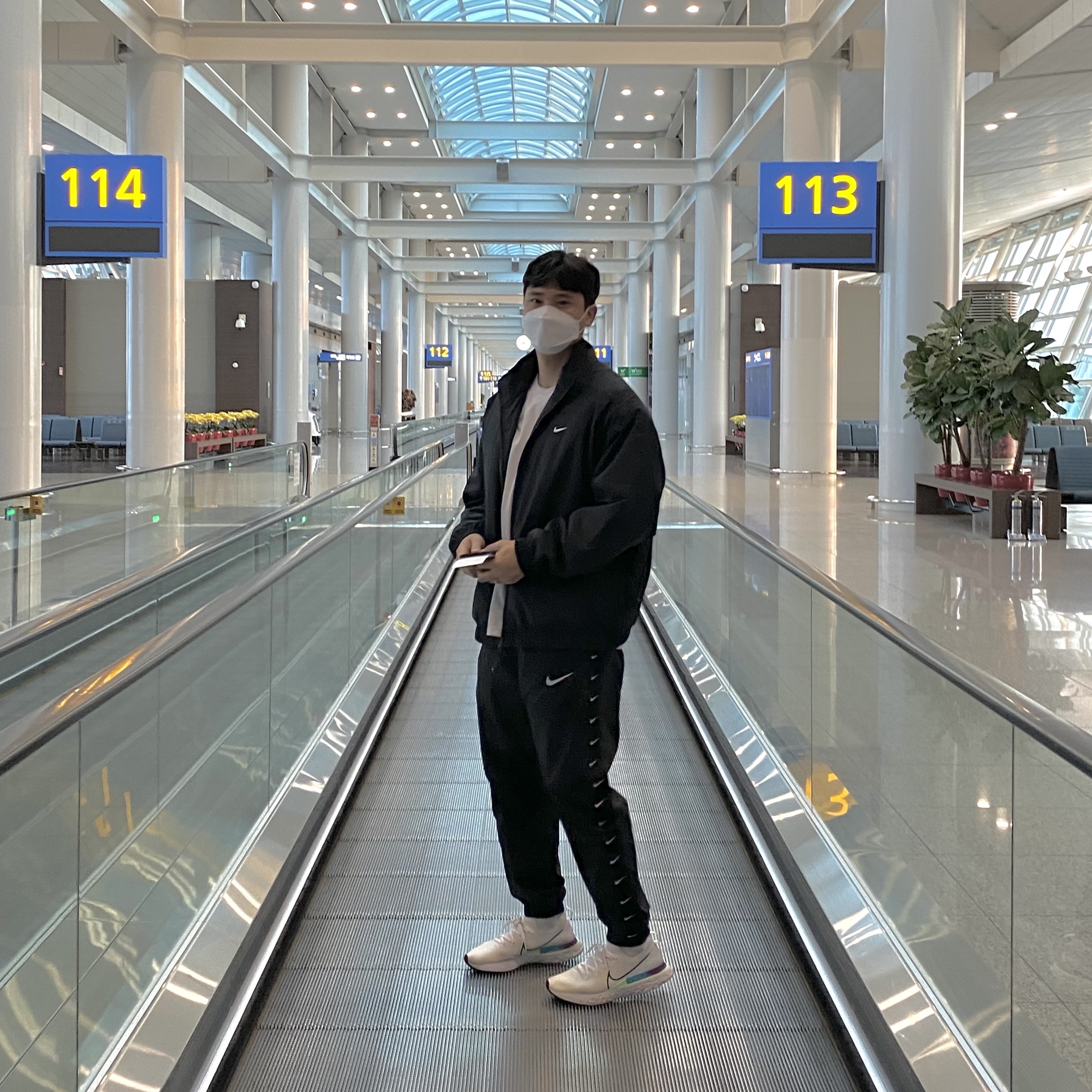 Nike NRG Solo Swoosh Satin Bomber Jacket Black Kumquat - US/EU 착용 스타일
