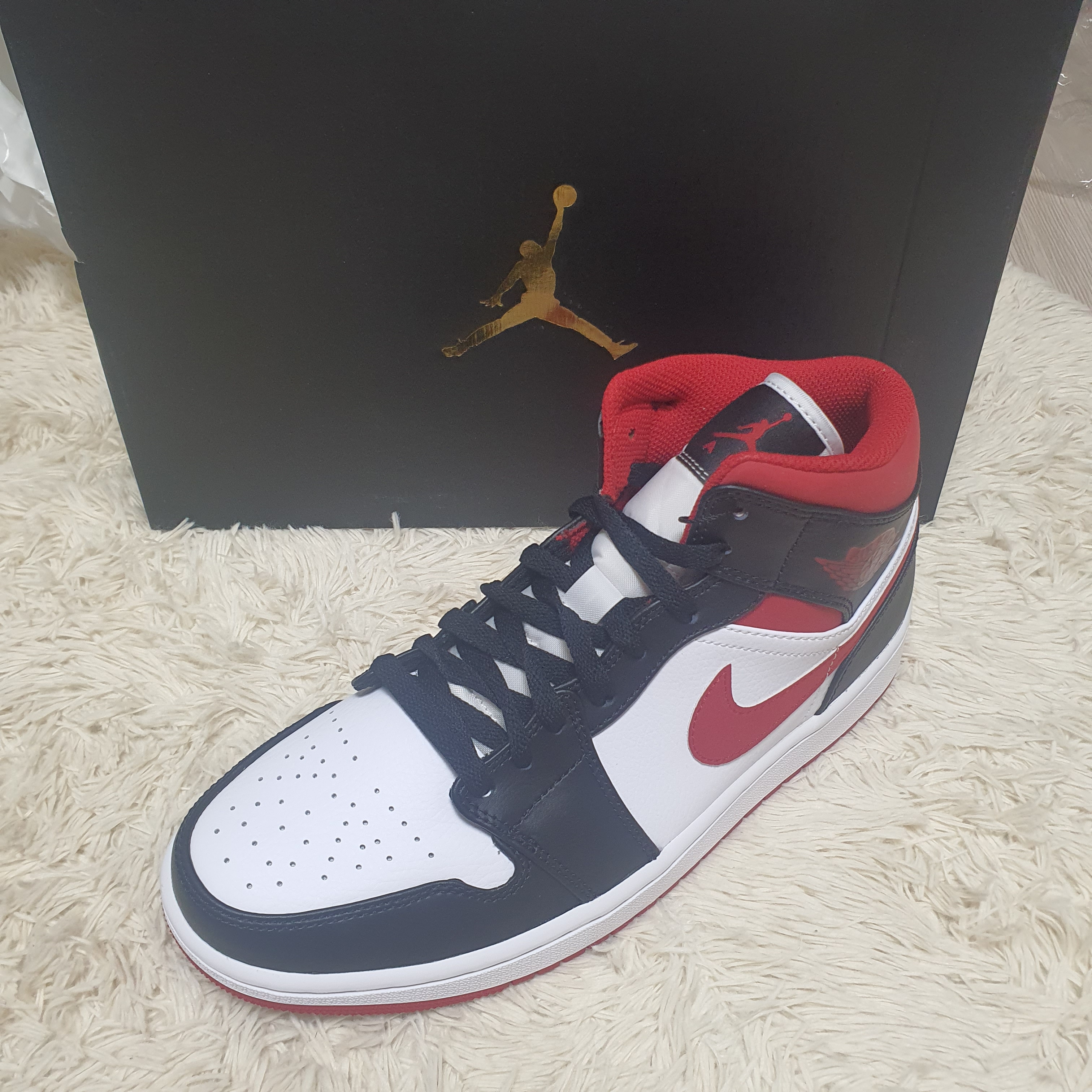 Jordan 1 Mid Gym Red Black White 착용 스타일