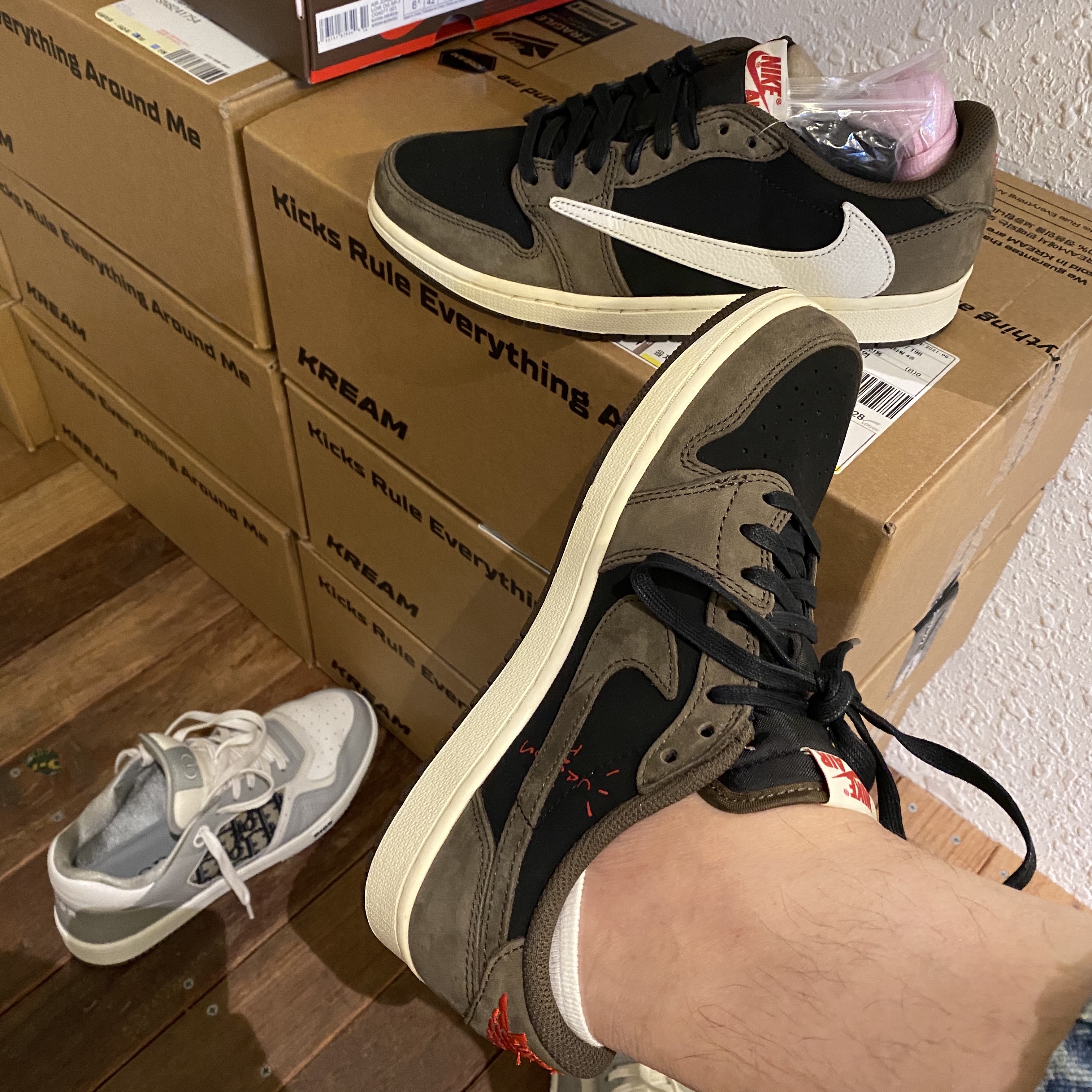 Jordan 1 x Travis Scott Retro Low OG SP Mocha 착용 스타일 - 3