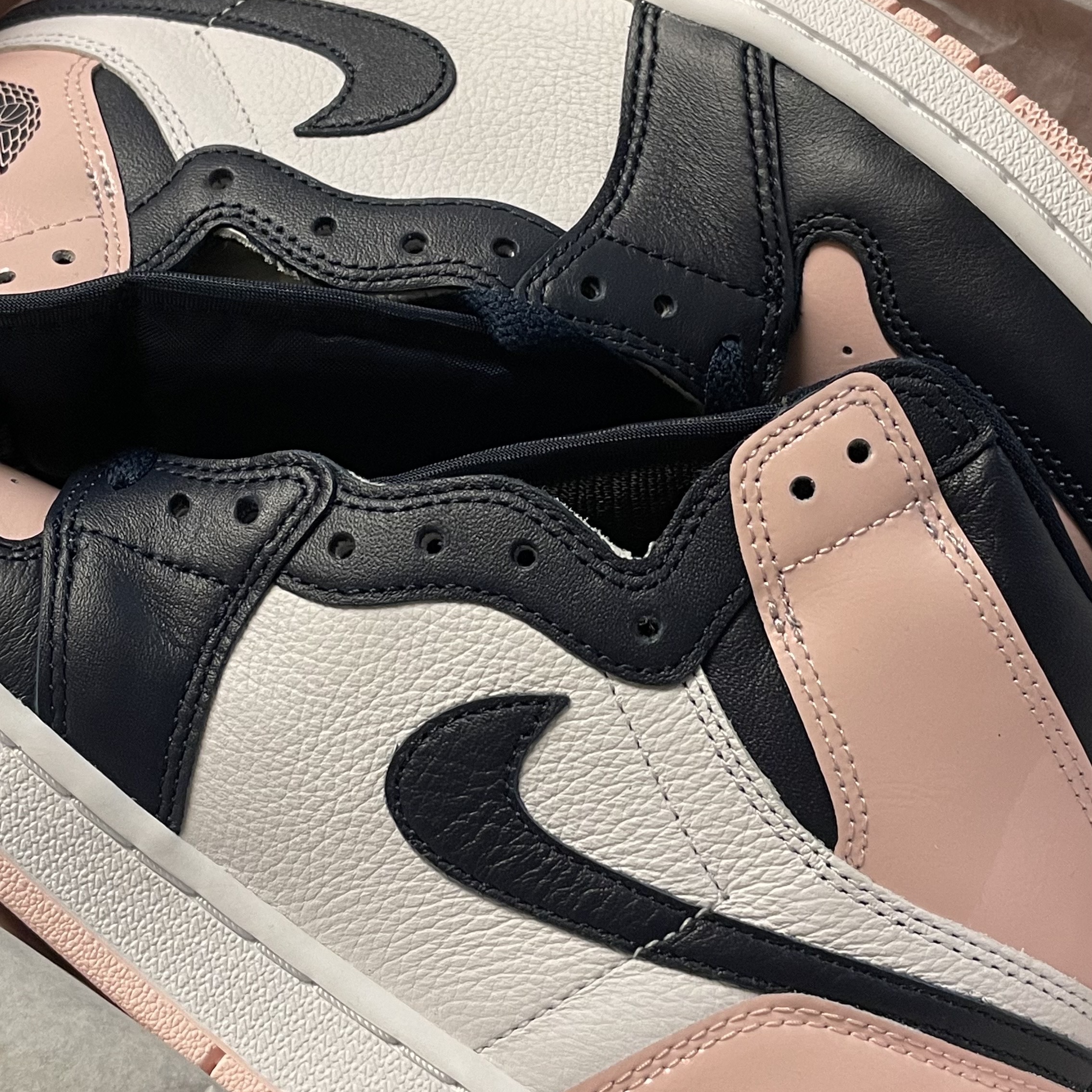 (W) Jordan 1 Retro High OG Atmosphere 착용 스타일 - 1