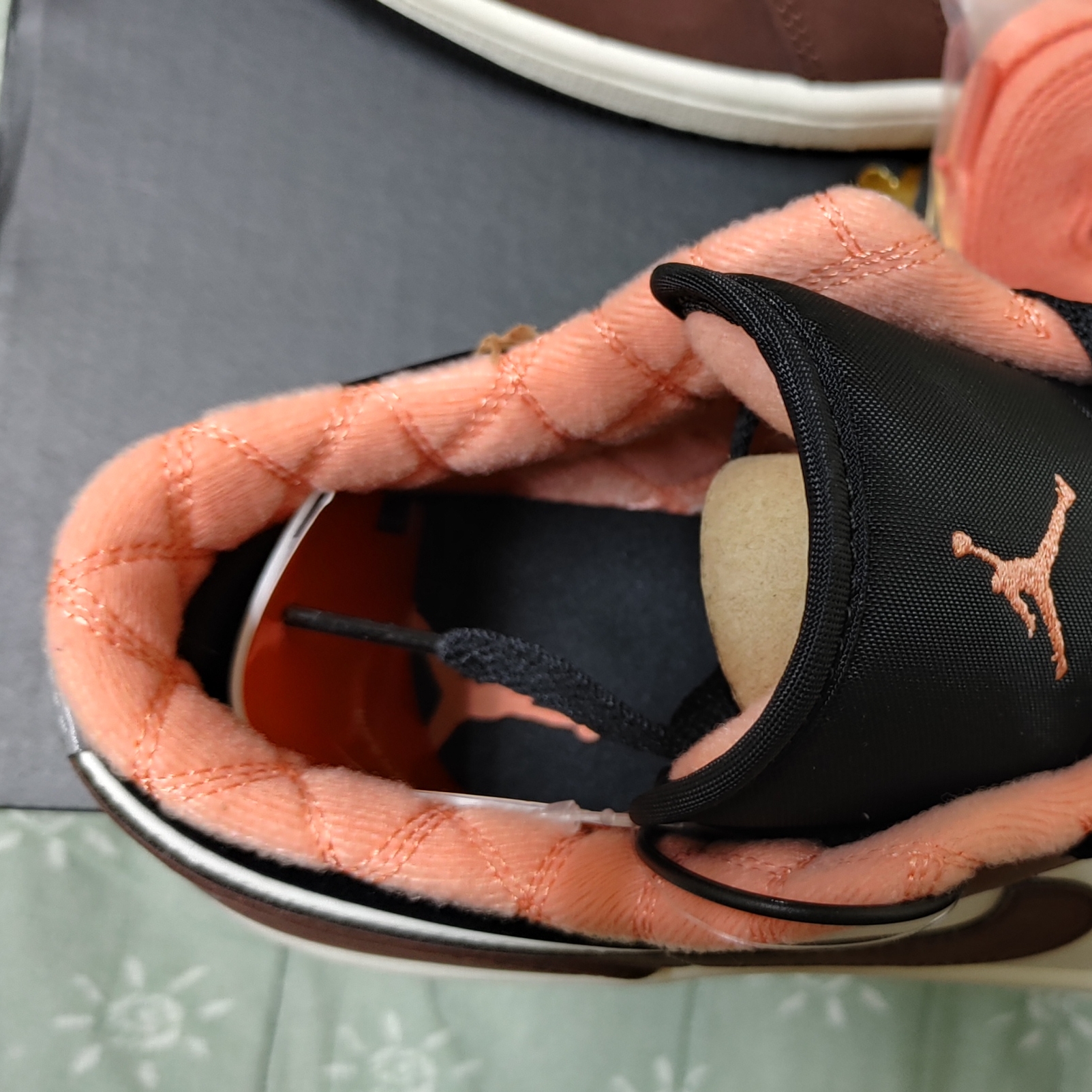 Jordan 1 Low SE Chocolate Bliss 착용 스타일 - 3