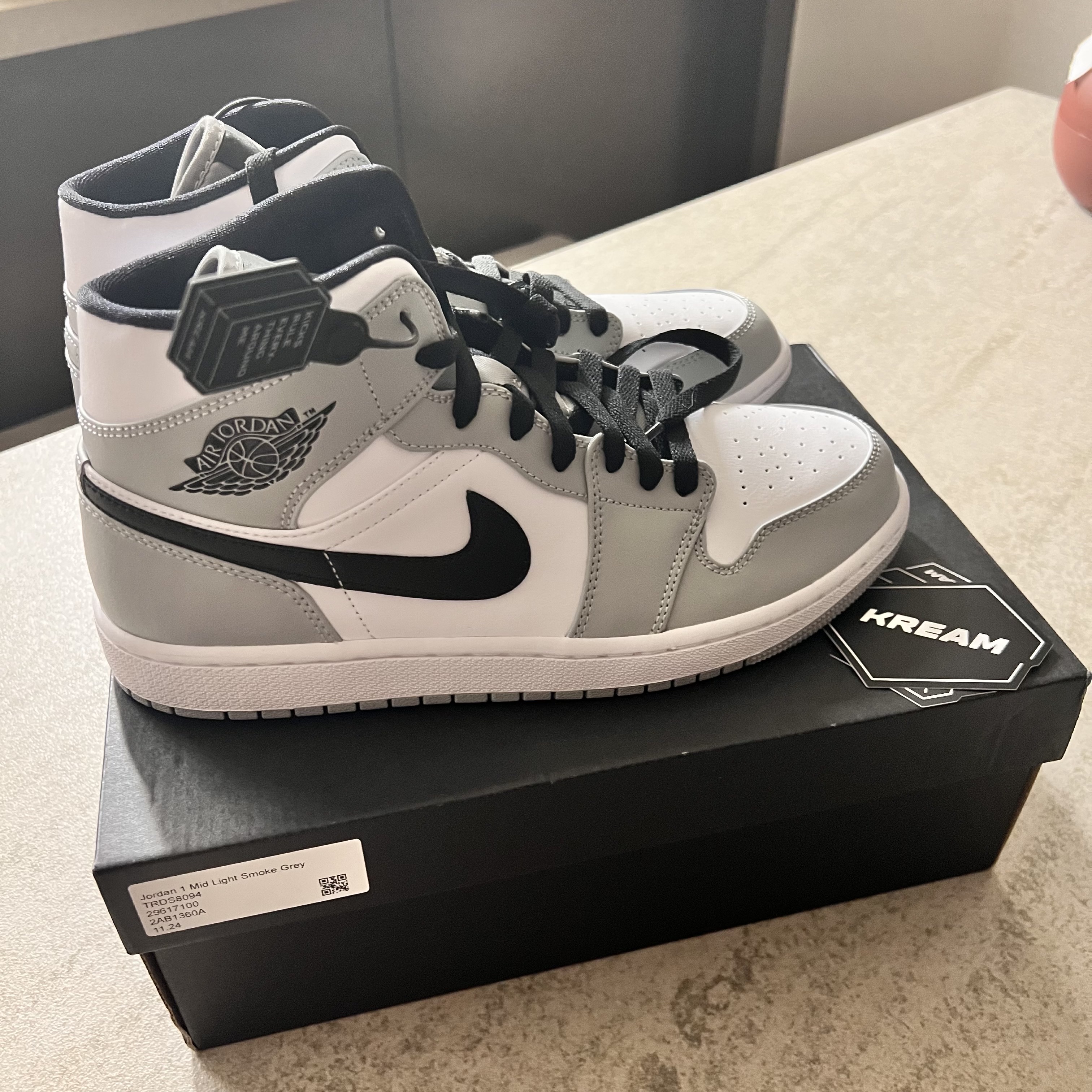 Jordan 1 Mid Light Smoke Grey 착용 스타일