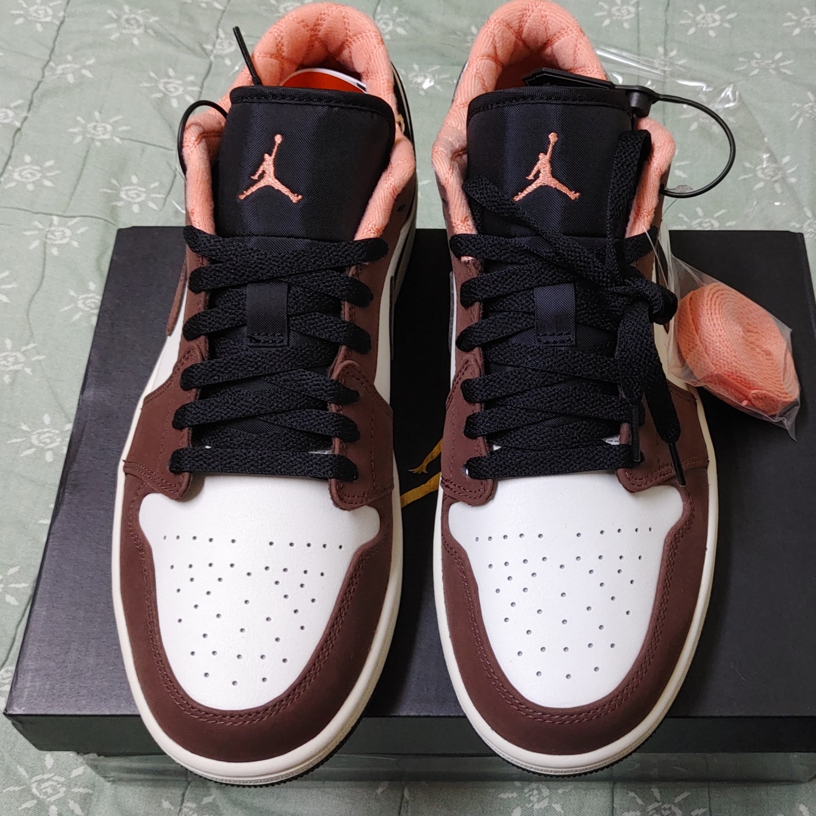 Jordan 1 Low SE Chocolate Bliss 착용 스타일 - 1