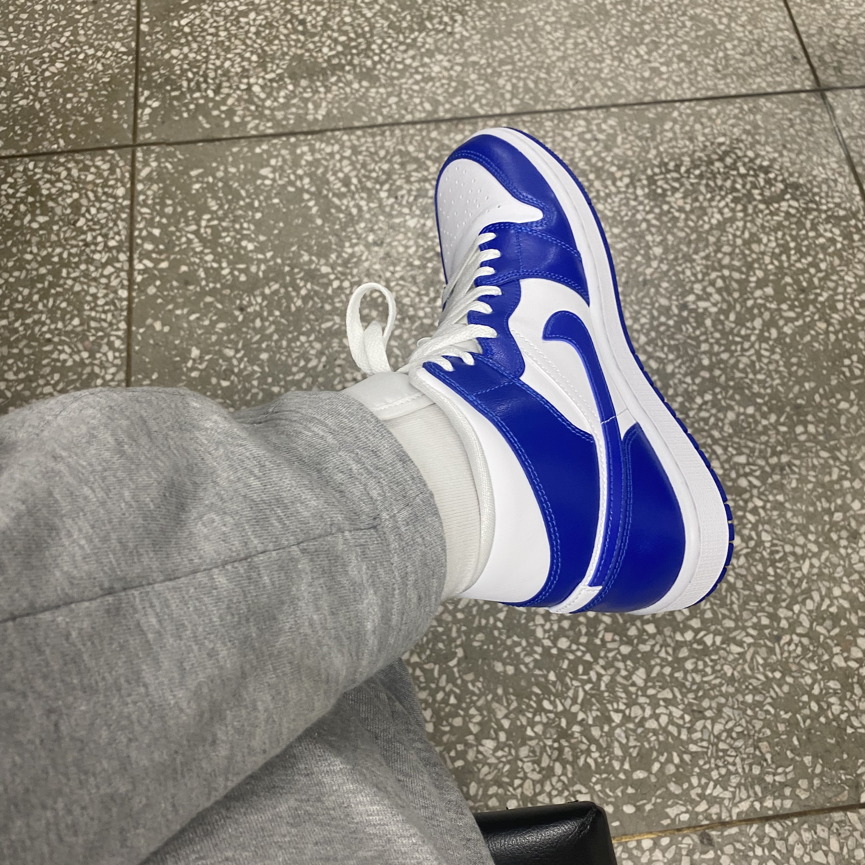 (W) Jordan 1 Mid White Hyper Royal 착용 스타일