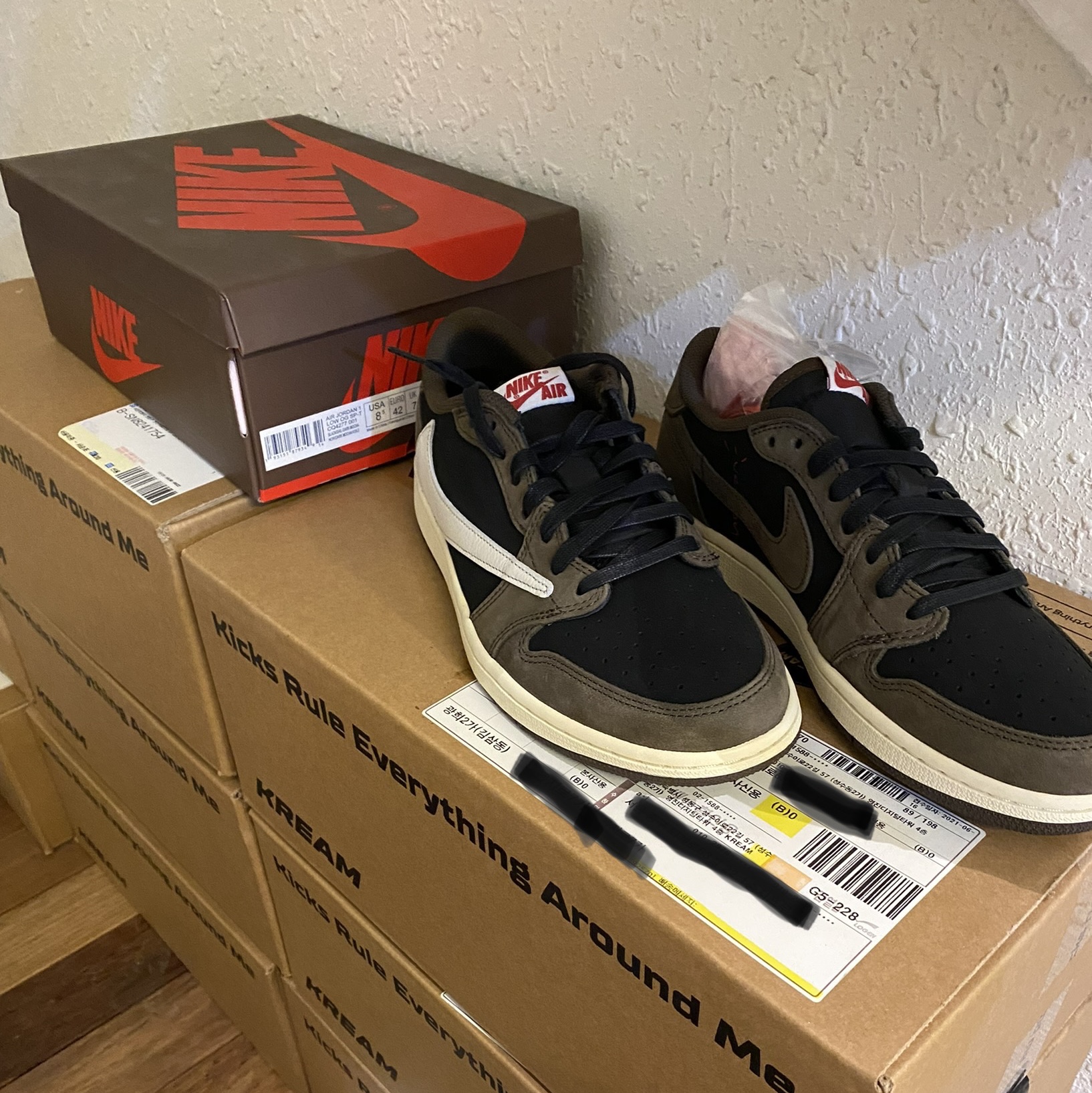 Jordan 1 x Travis Scott Retro Low OG SP Mocha 착용 스타일 - 1