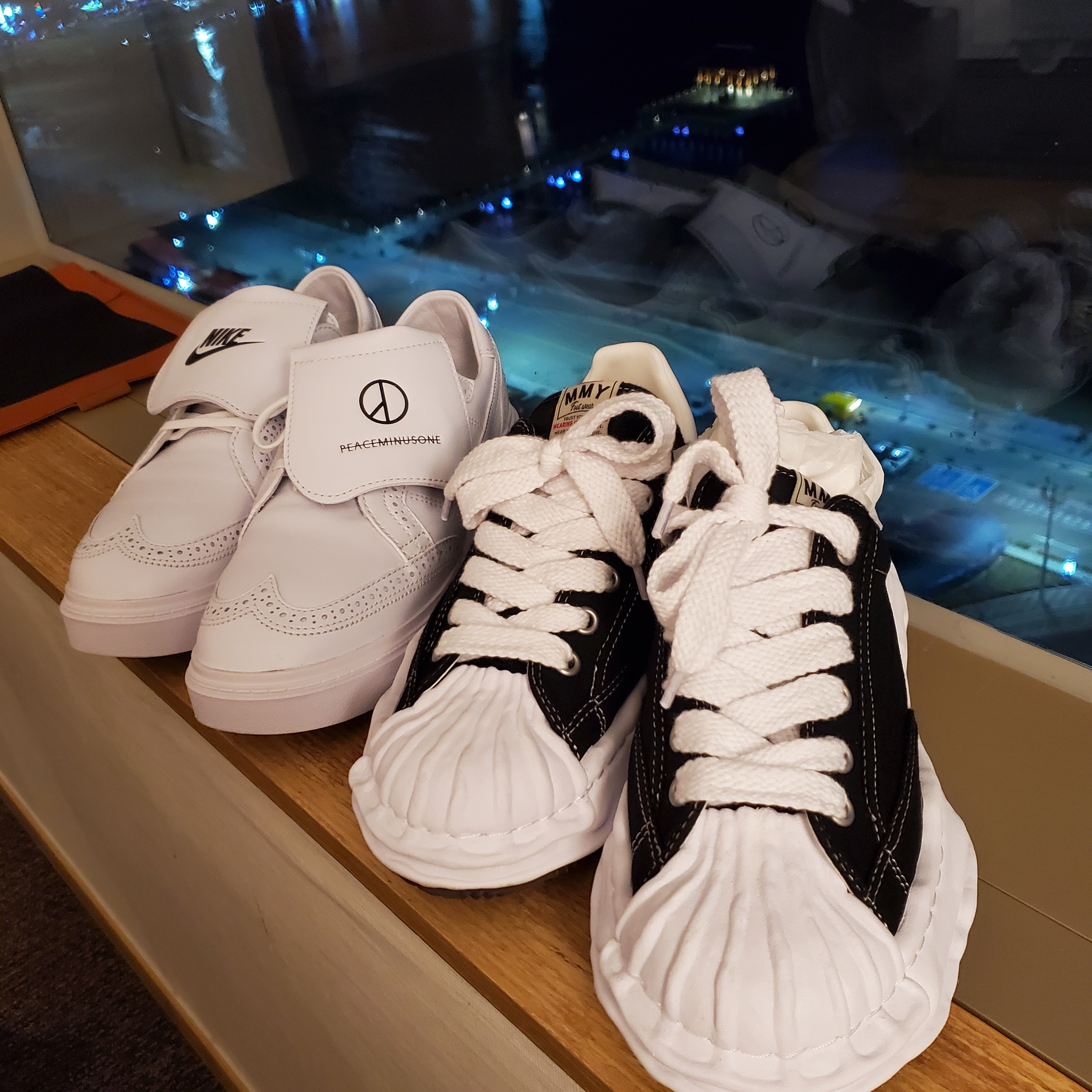 Maison Mihara Yasuhiro Blakey OG Sole Canvas Low-top Sneakers Black, Nike x Peaceminusone Kwondo1 White 착용 스타일 - 1