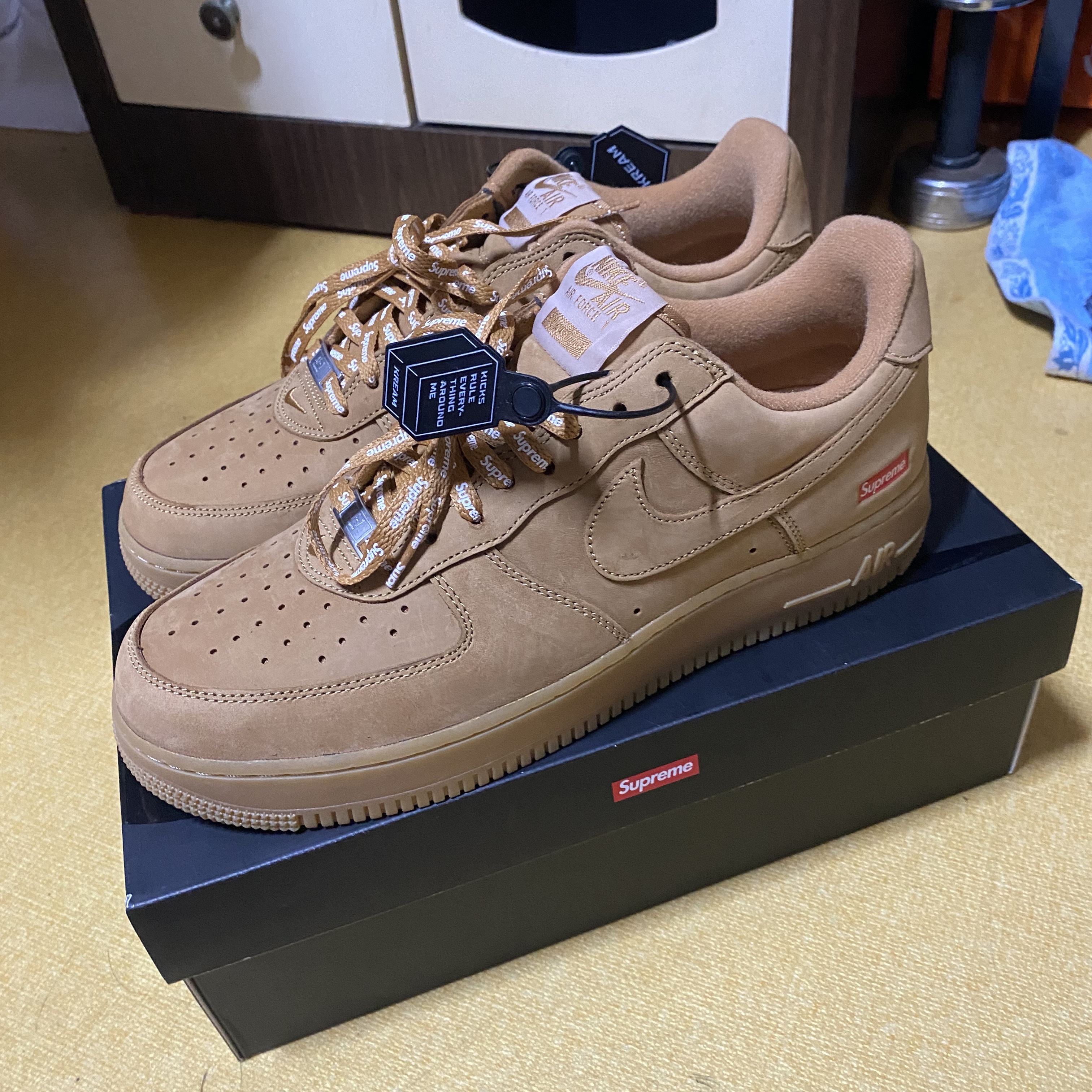 Nike x Supreme Air Force 1 Low Flax 착용 스타일 - 2