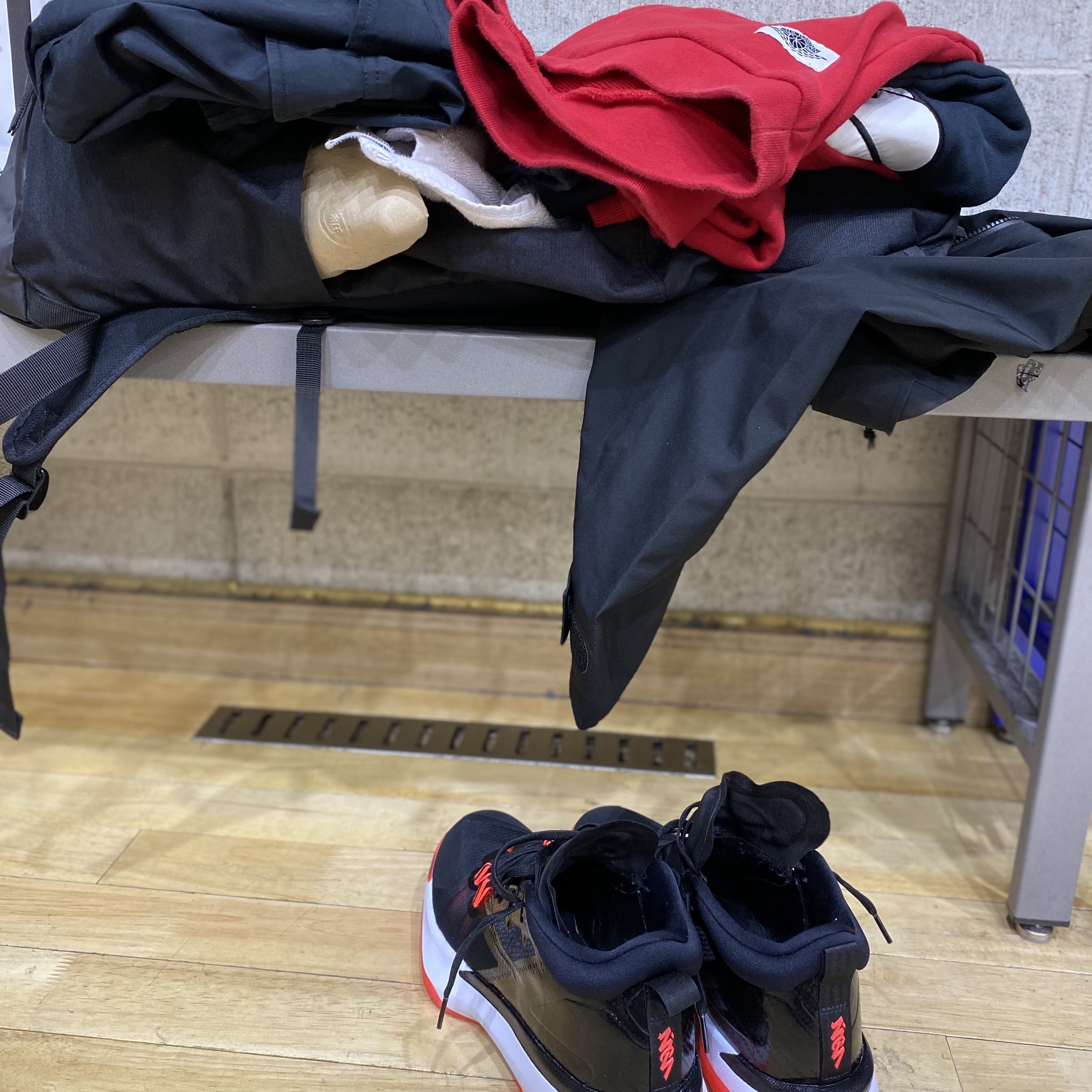 Jordan Zion 1 PF Black White Bright Crimson 착용 스타일 - 2