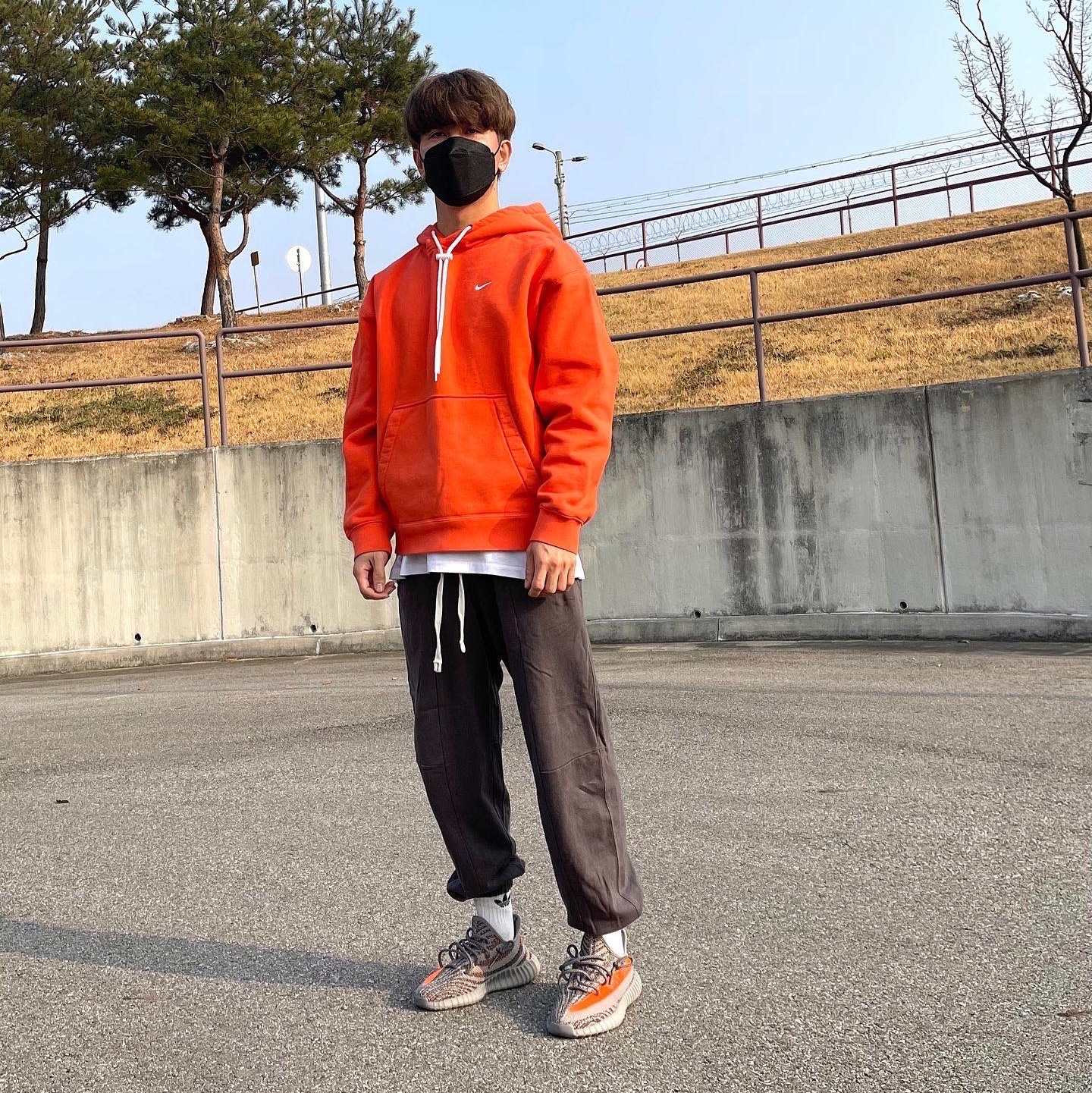Nike M NRG Hoodie Team Orange, Adidas Yeezy Boost 350 V2 Beluga - Reflective 착용 스타일 - 1