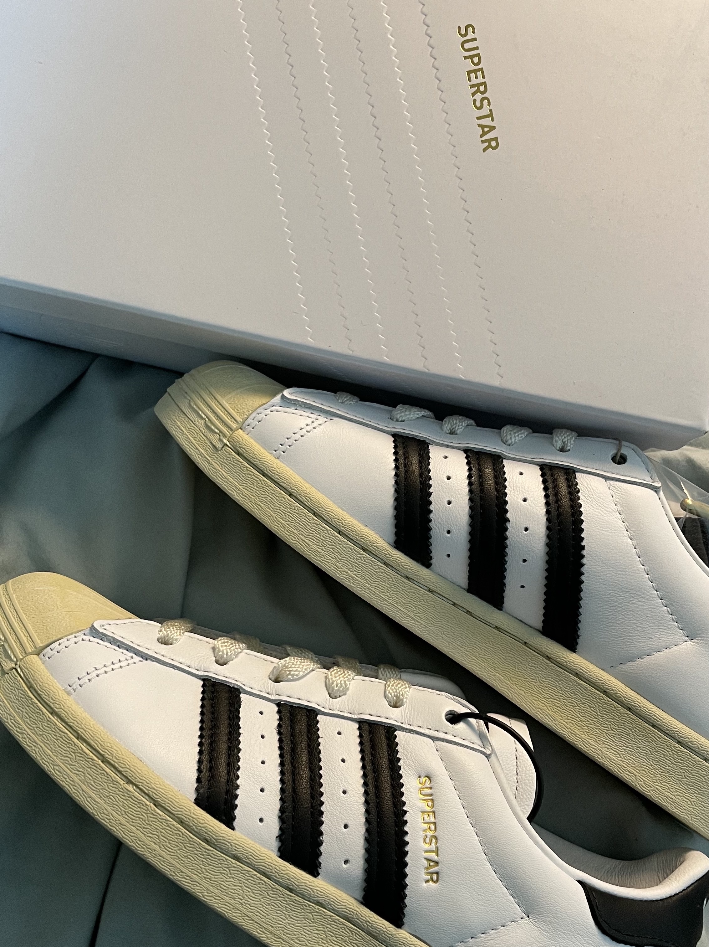 Adidas Superstar Premium White Black 착용 스타일