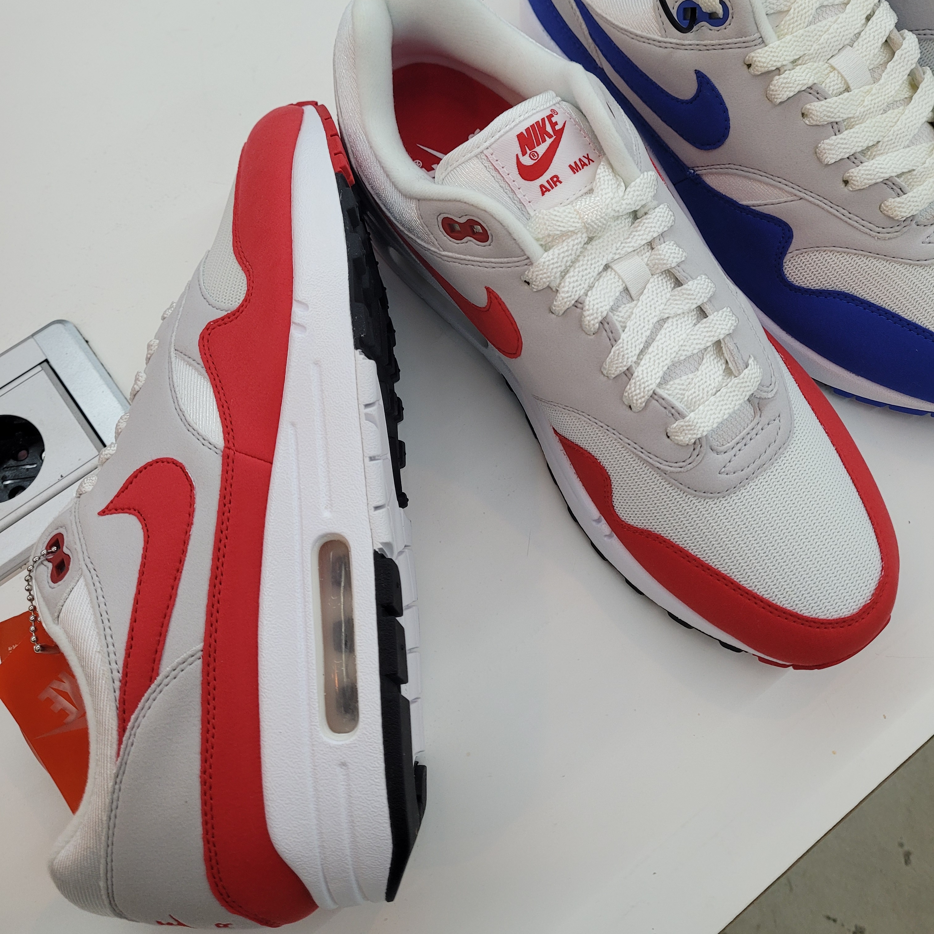 Nike Air Max 1 Anniversary Obsidian, Nike Air Max 1 Anniversary Red (2017/2018 Restock Pair) 착용 스타일 - 1