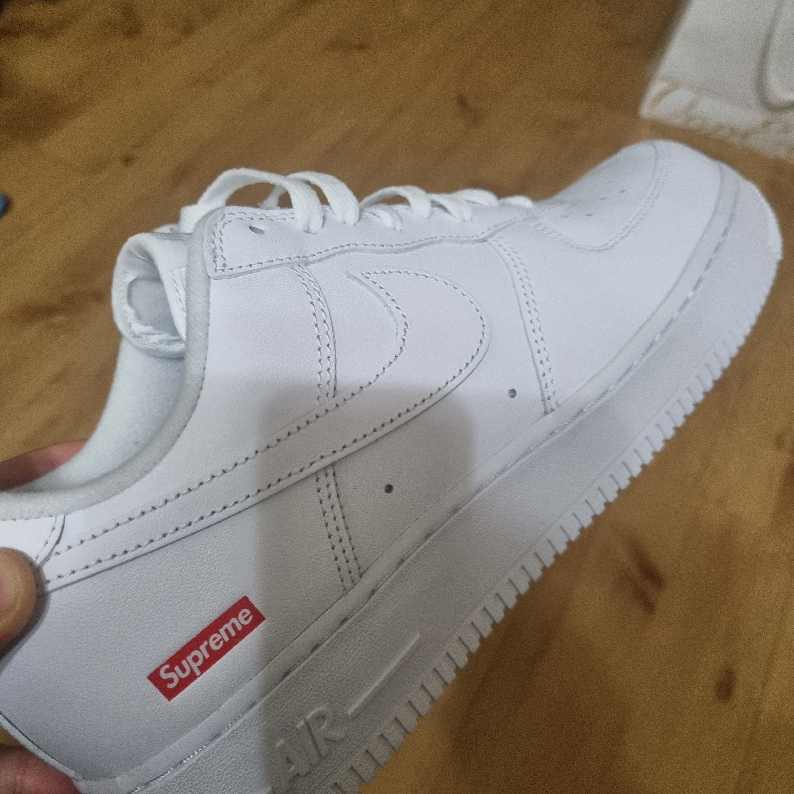 Nike x Supreme Air Force 1 Low White 착용 스타일