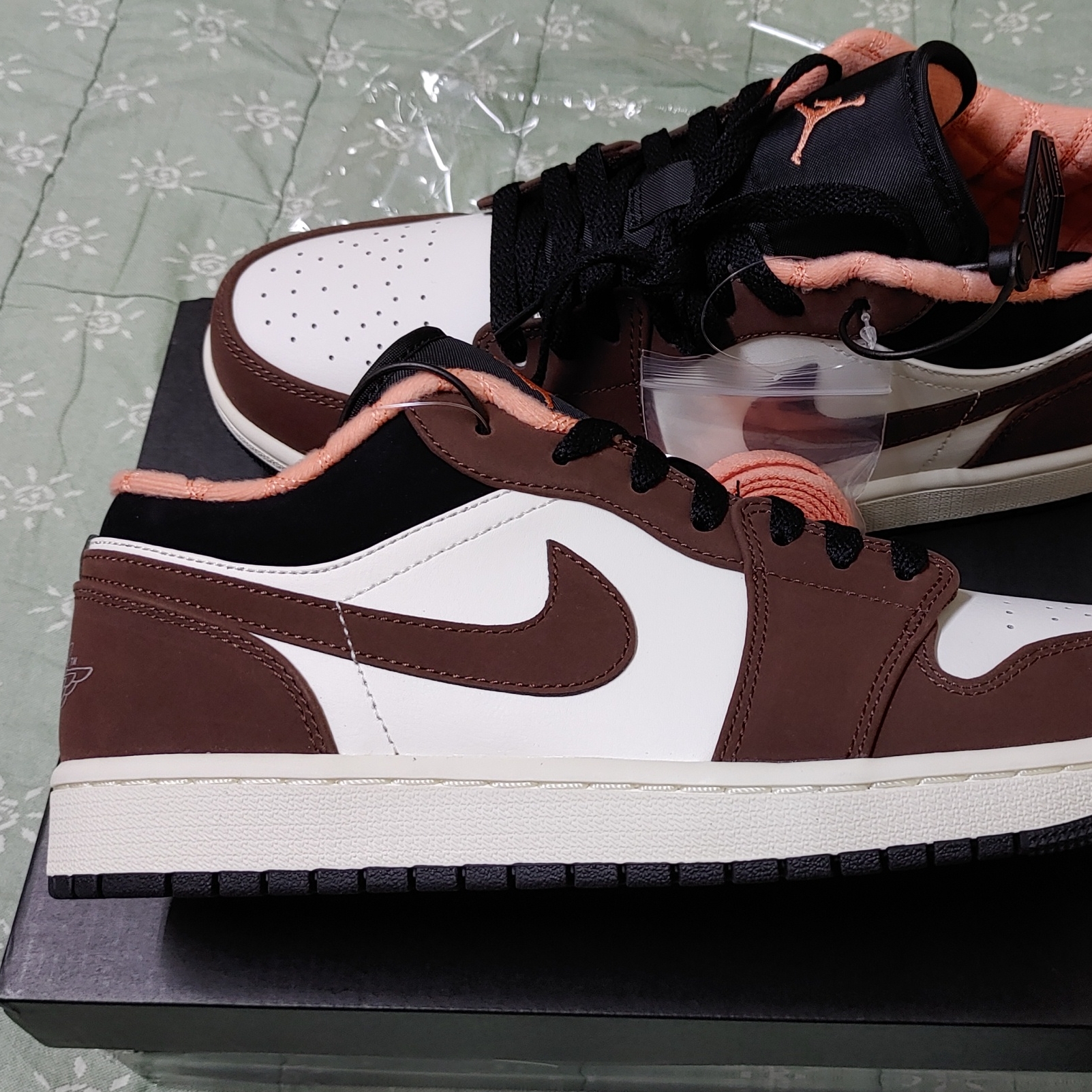 Jordan 1 Low SE Chocolate Bliss 착용 스타일 - 2