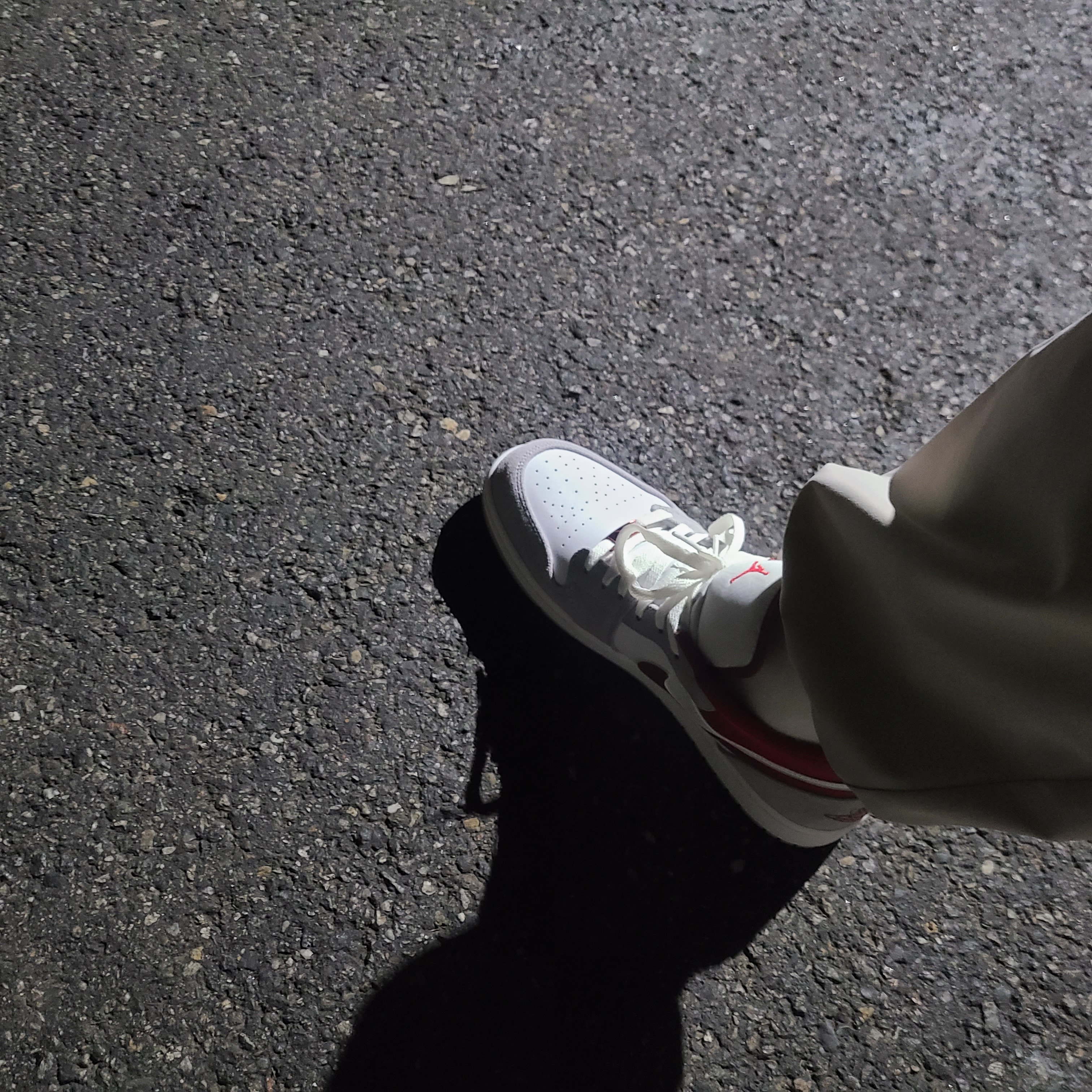 Jordan 1 Low SE Light Smoke Grey Gym Red 착용 스타일