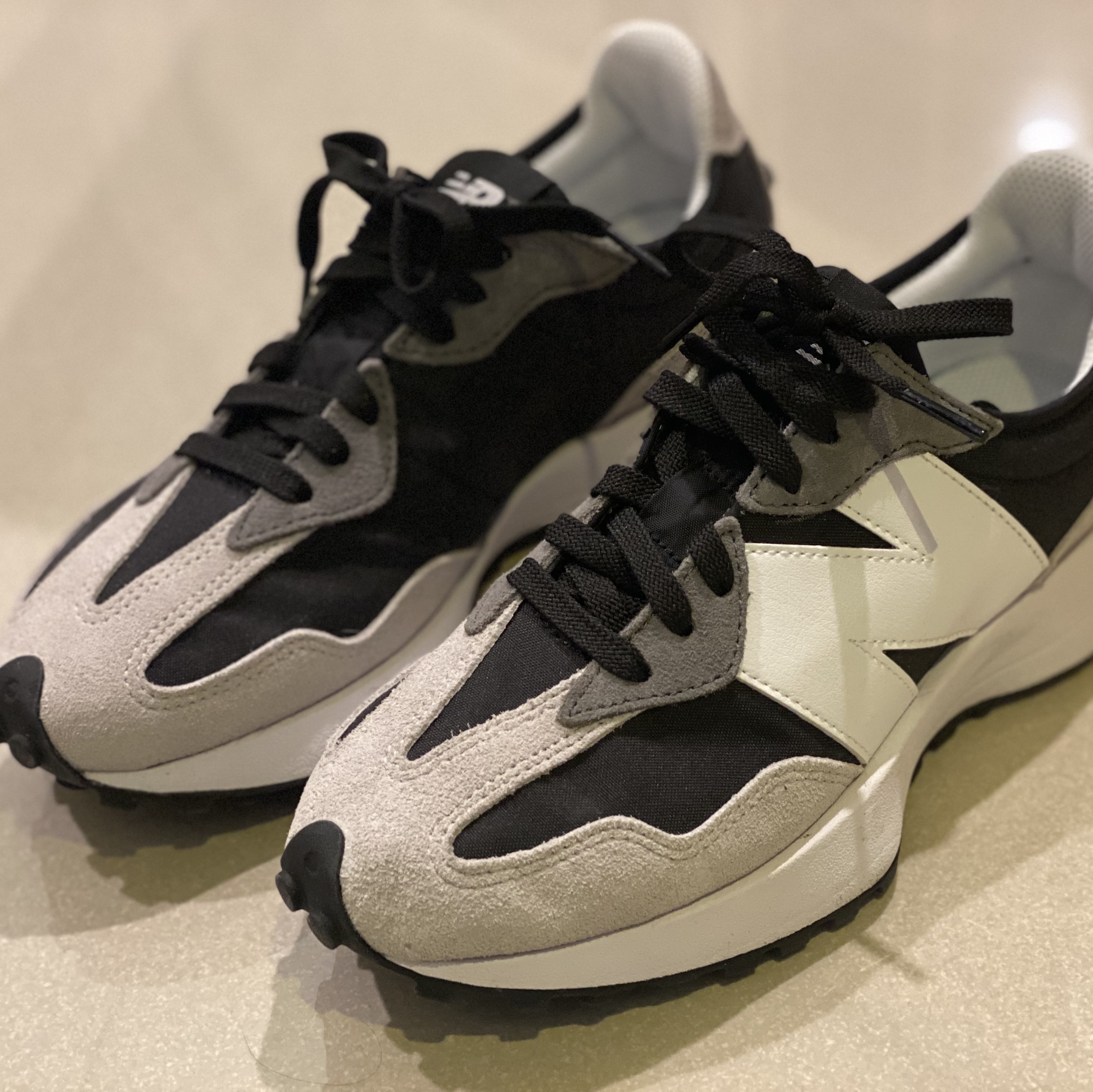 New Balance 327 Black Grey 착용 스타일 - 2