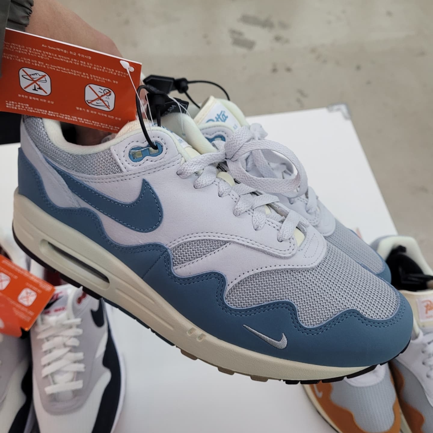 Nike Air Max 1 Anniversary Obsidian, Nike Air Max 1 Anniversary Red (2017/2018 Restock Pair) 착용 스타일 - 4