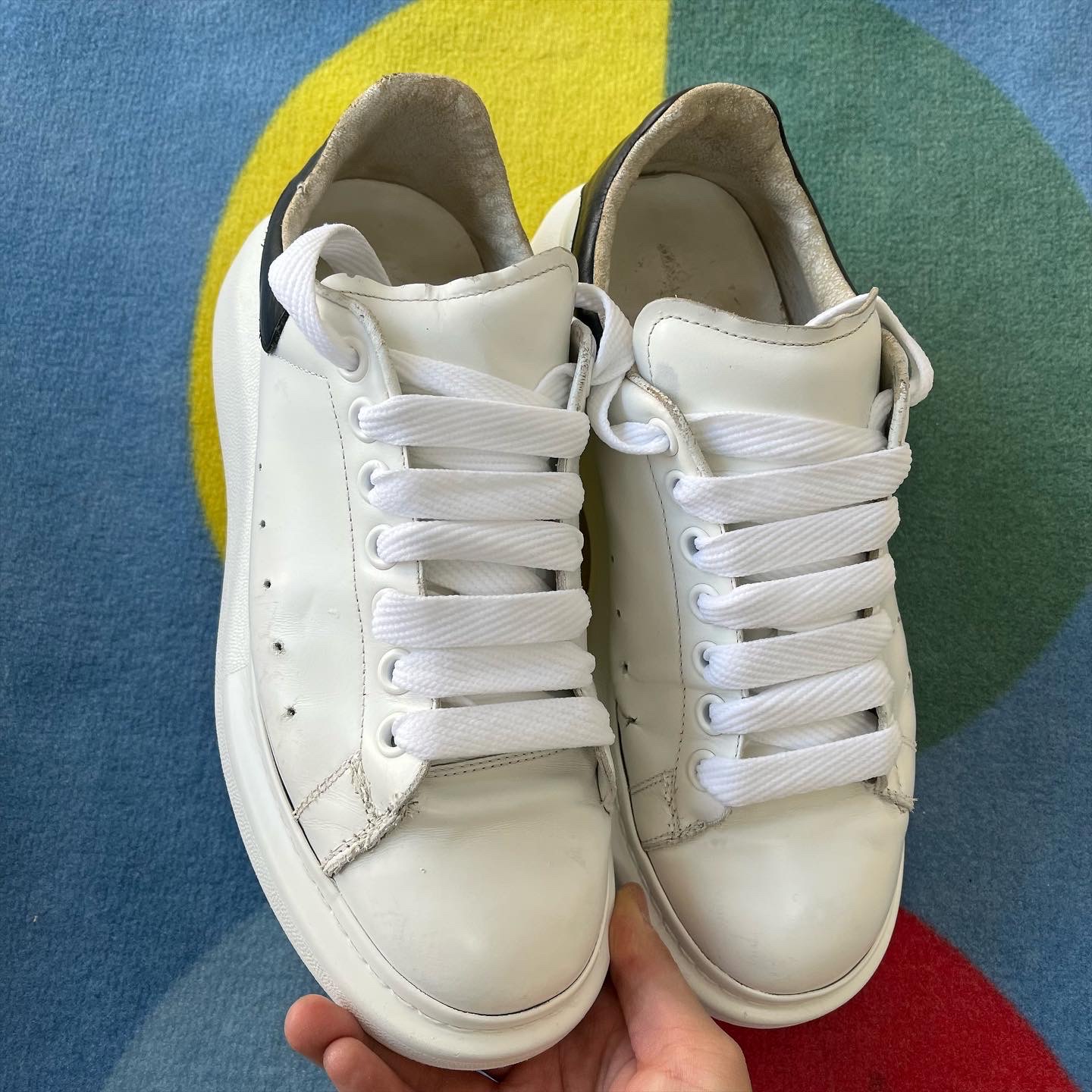 Alexander McQueen Oversized Sneakers White Black 착용 스타일 - 5