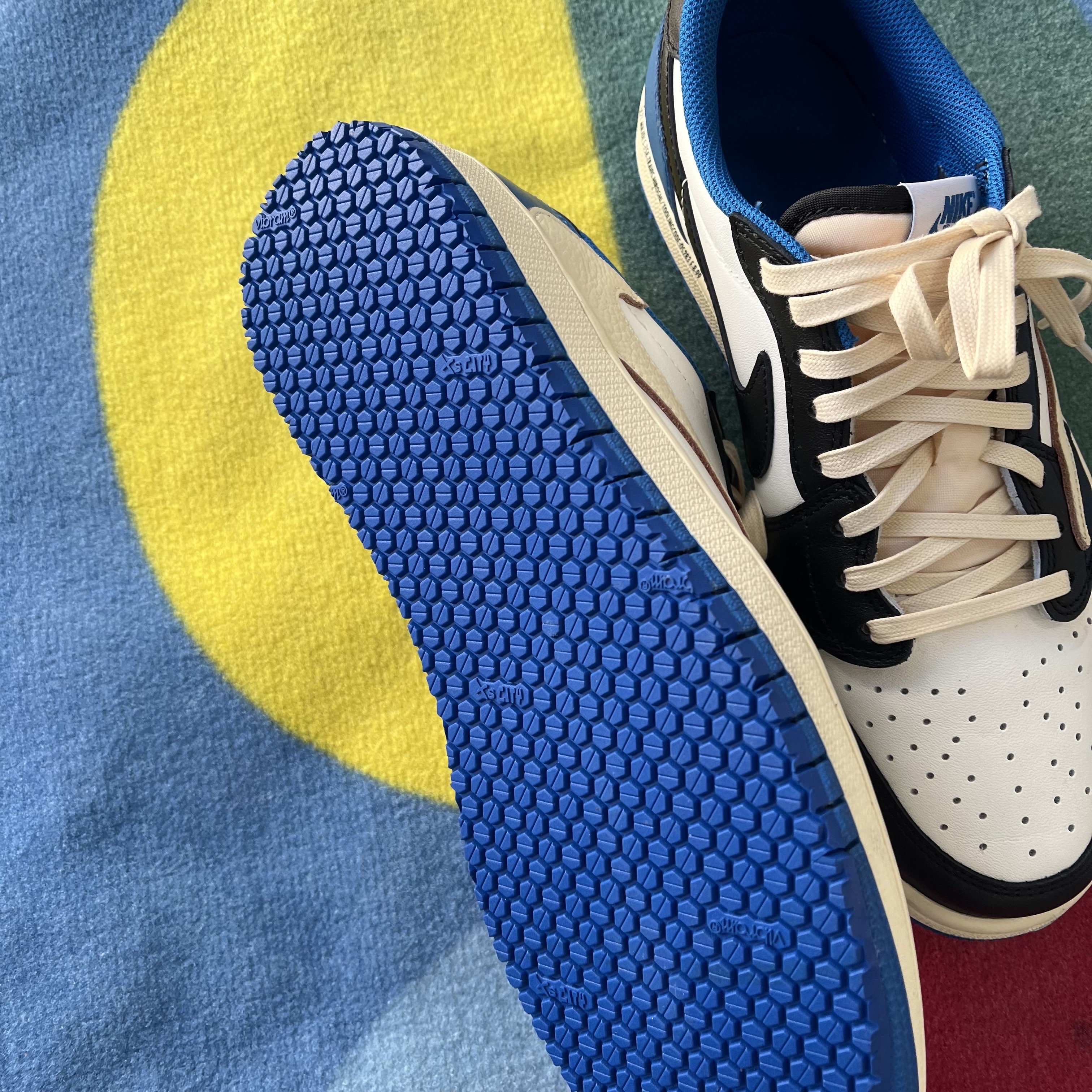 Jordan 1 x Travis Scott x Fragment Retro Low OG SP Military Blue 착용 스타일 - 1