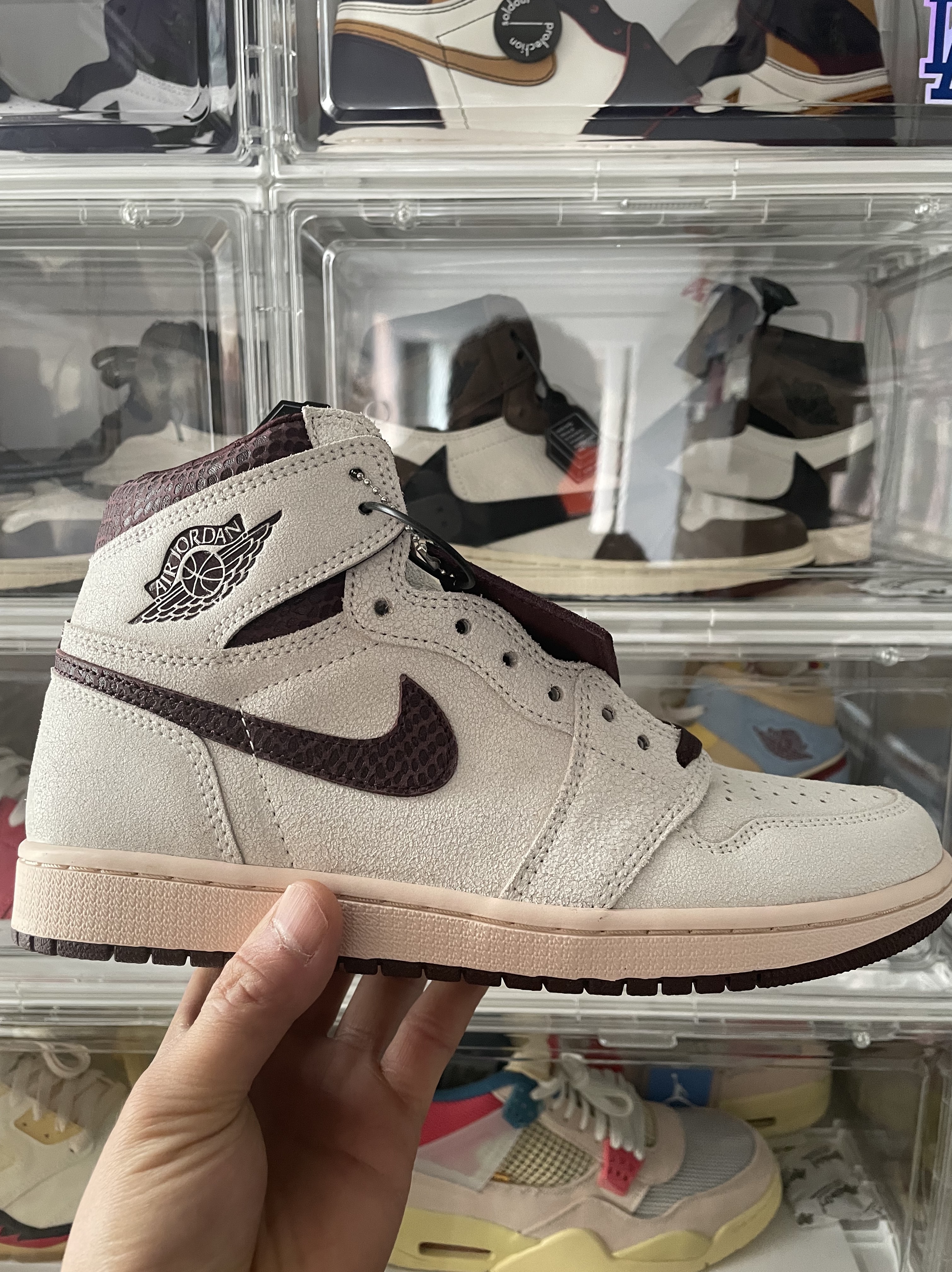 Jordan 1 x A Ma Maniere Retro High OG SP Sail and Burgundy 착용 스타일 - 5