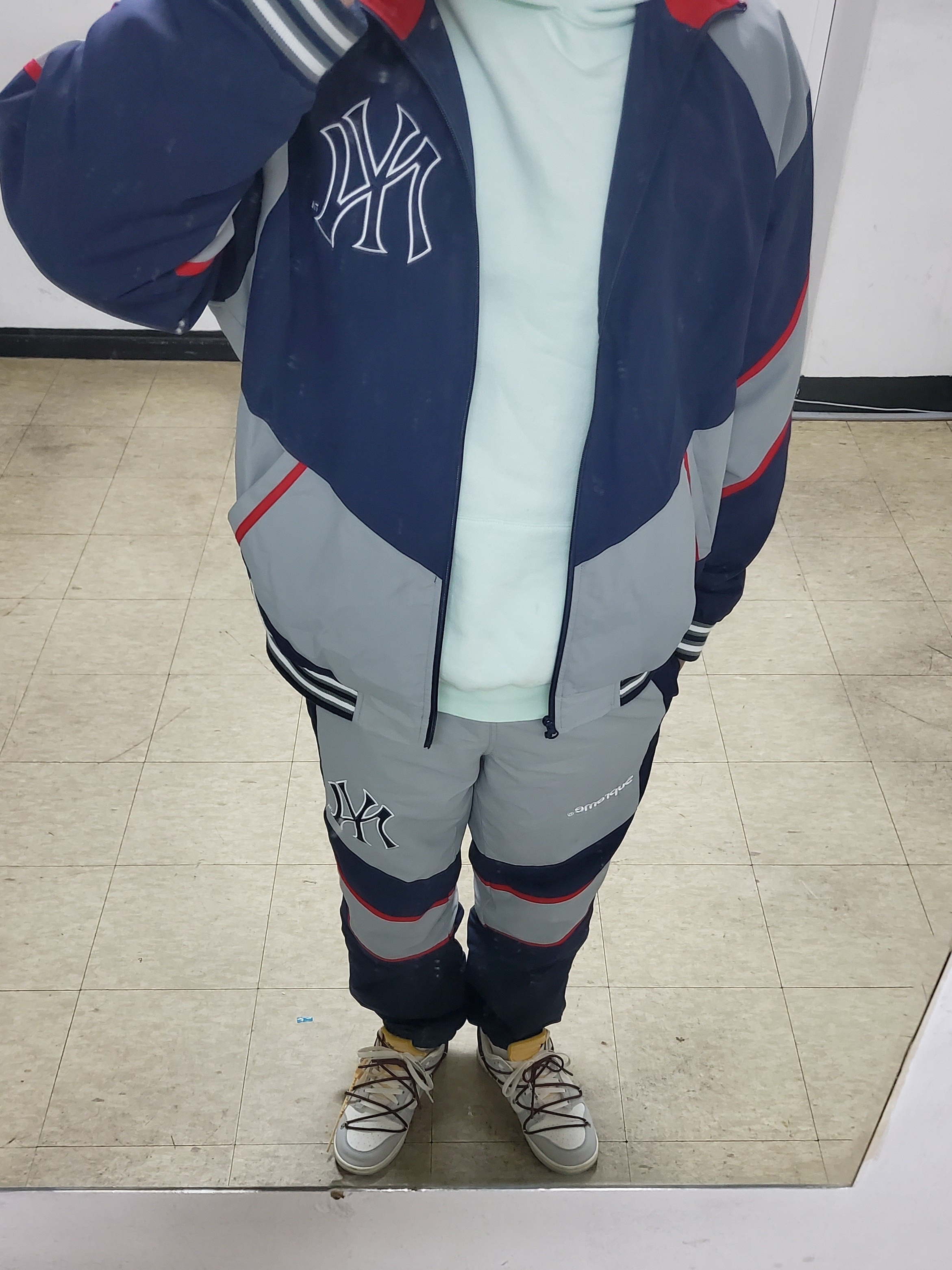 Supreme x New York Yankees Track Jacket Navy - 21FW, Supreme x New York Yankees Track Pants Navy - 21FW 착용 스타일 - 1