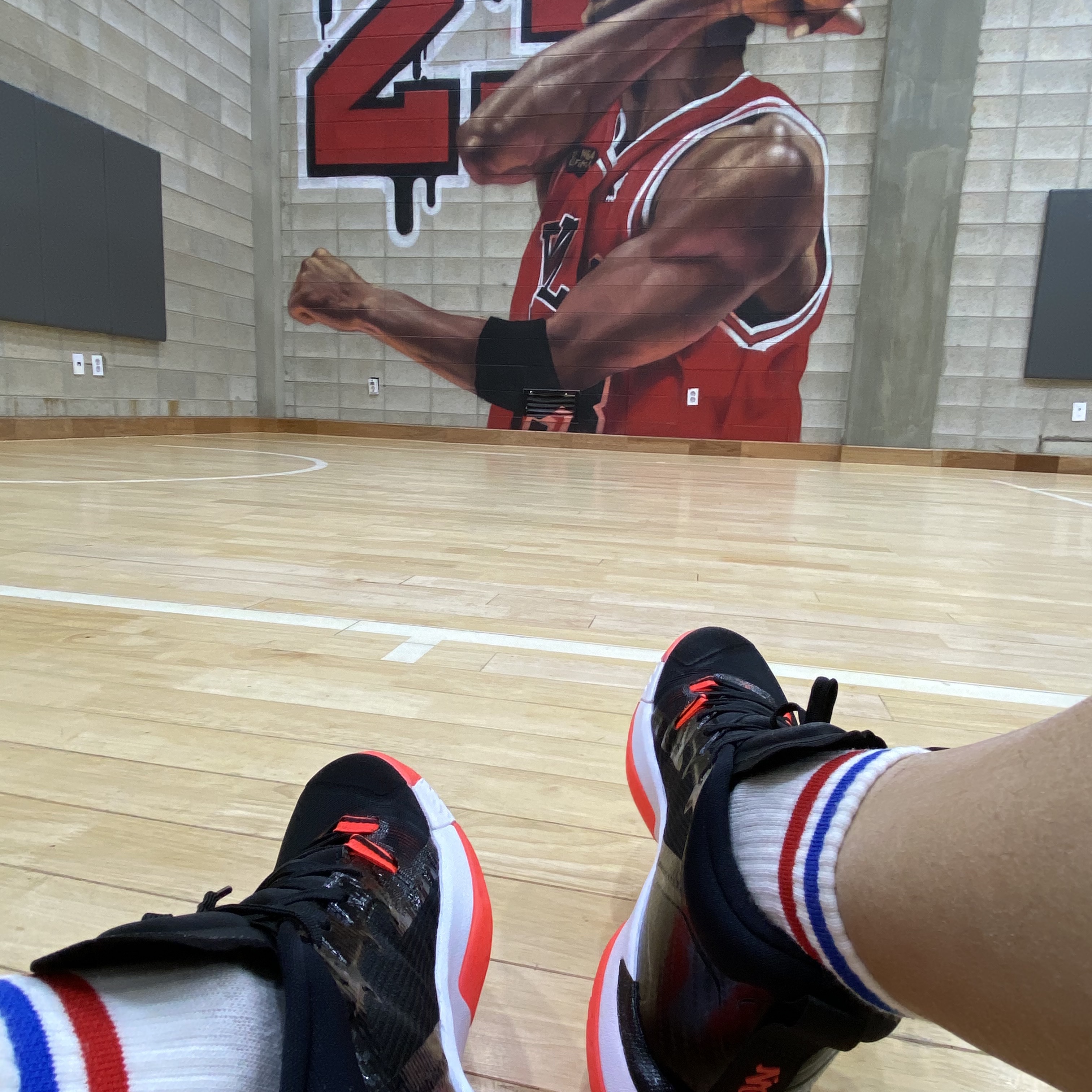 Jordan Zion 1 PF Black White Bright Crimson 착용 스타일 - 1