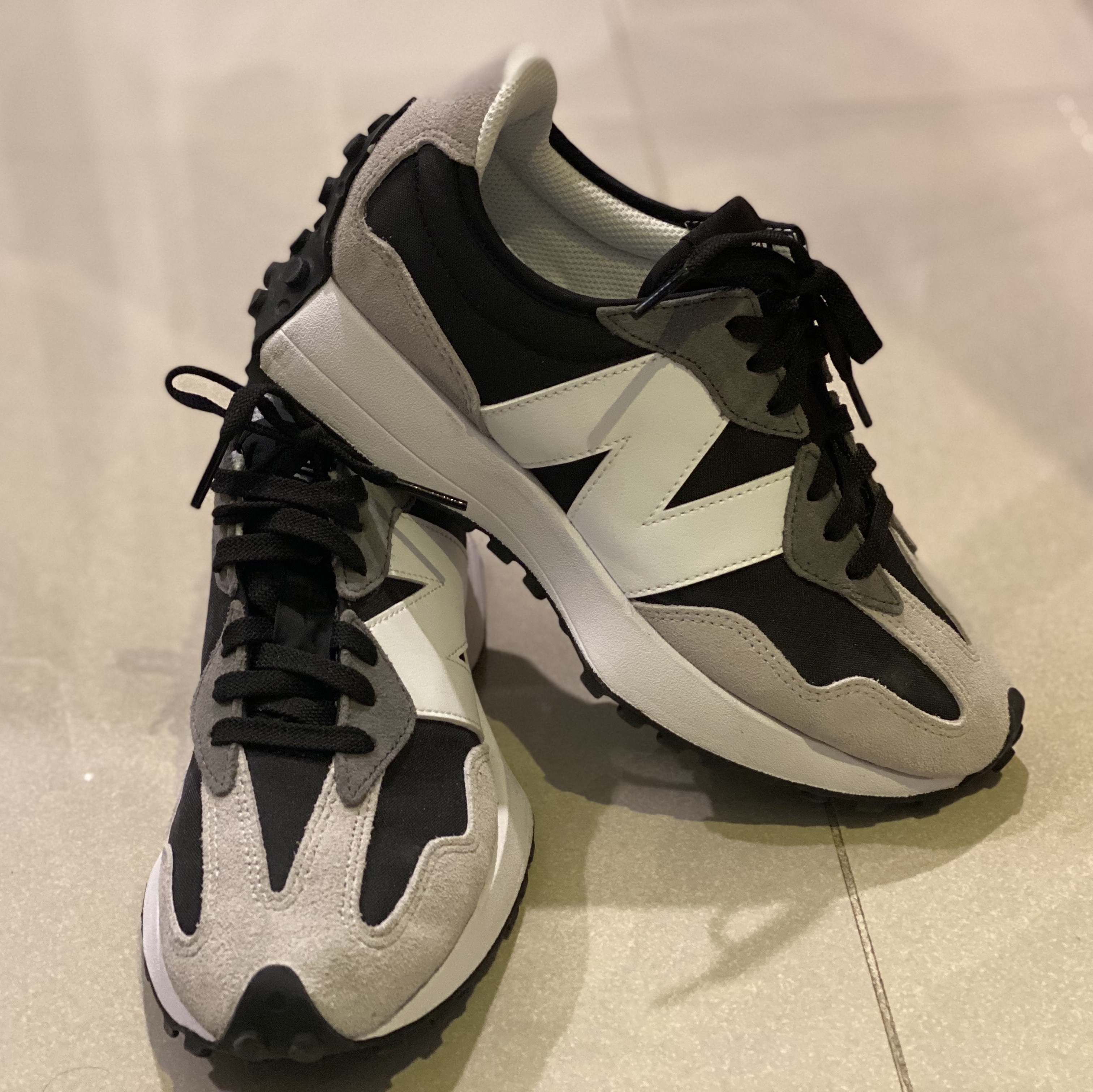 New Balance 327 Black Grey 착용 스타일 - 1