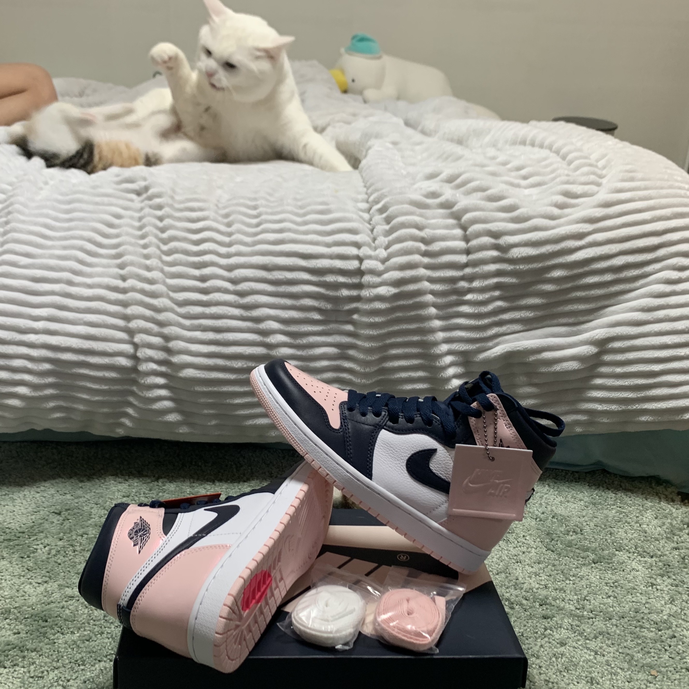 (W) Jordan 1 Retro High OG Atmosphere, (W) Nike Air Force 1 Low Catechu 착용 스타일 - 3