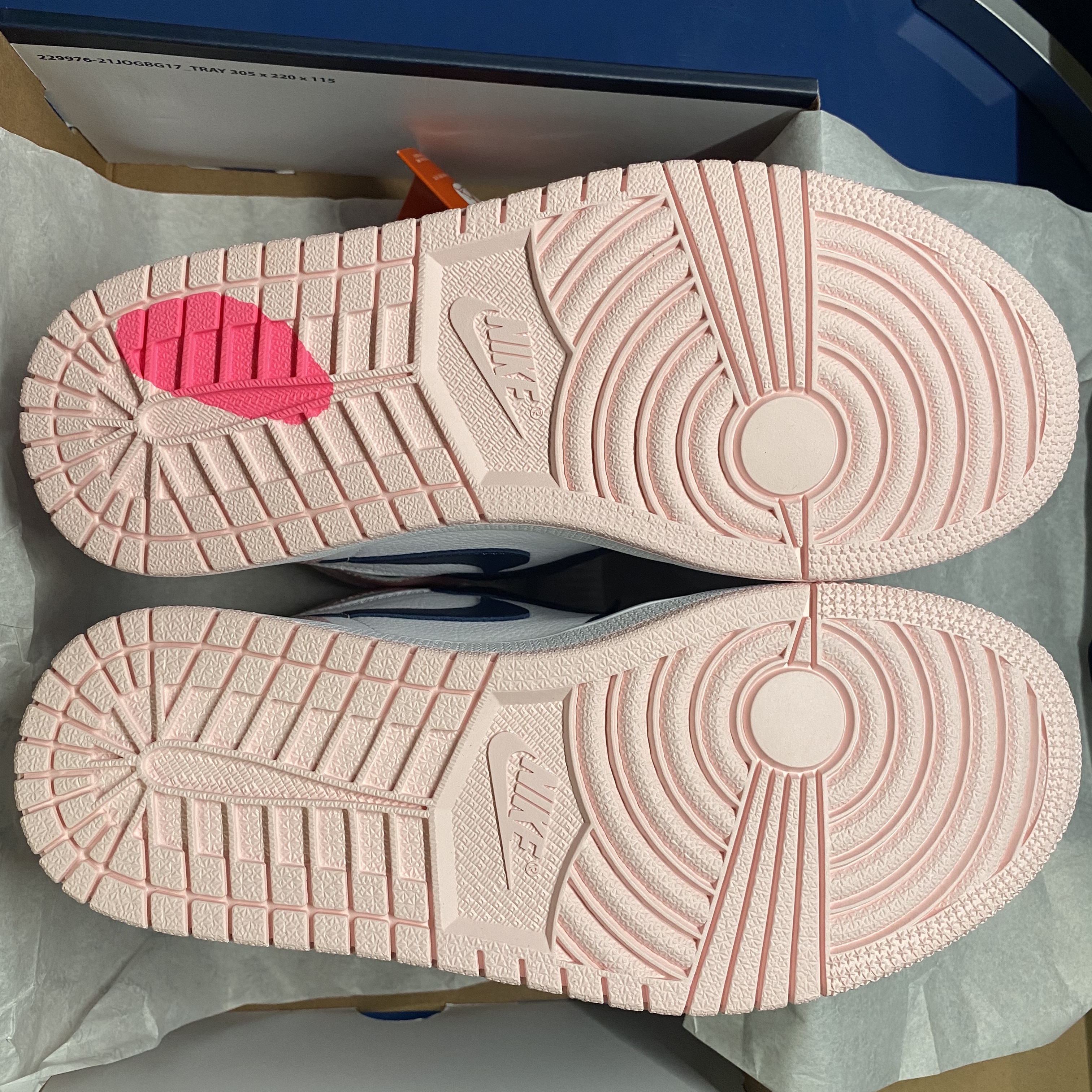(W) Jordan 1 Retro High OG Atmosphere 착용 스타일 - 1