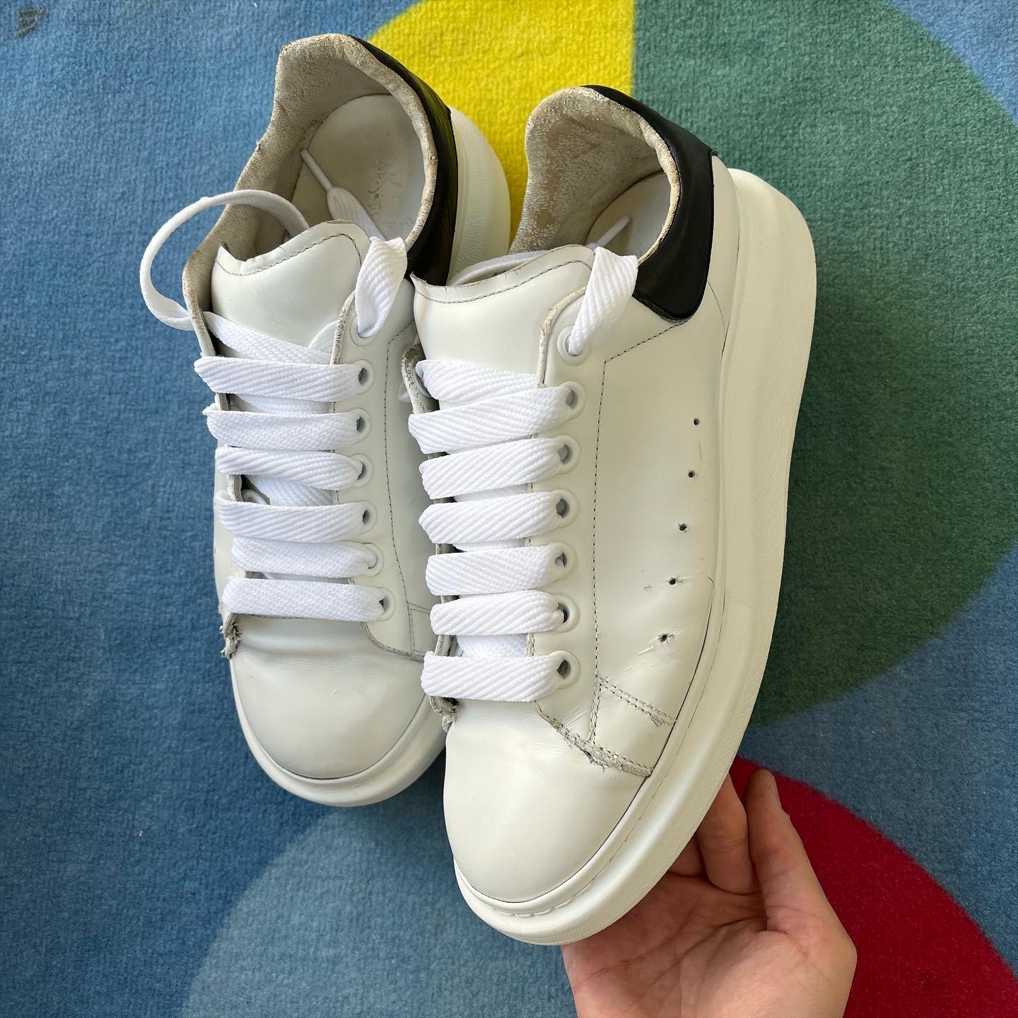 Alexander McQueen Oversized Sneakers White Black 착용 스타일 - 3