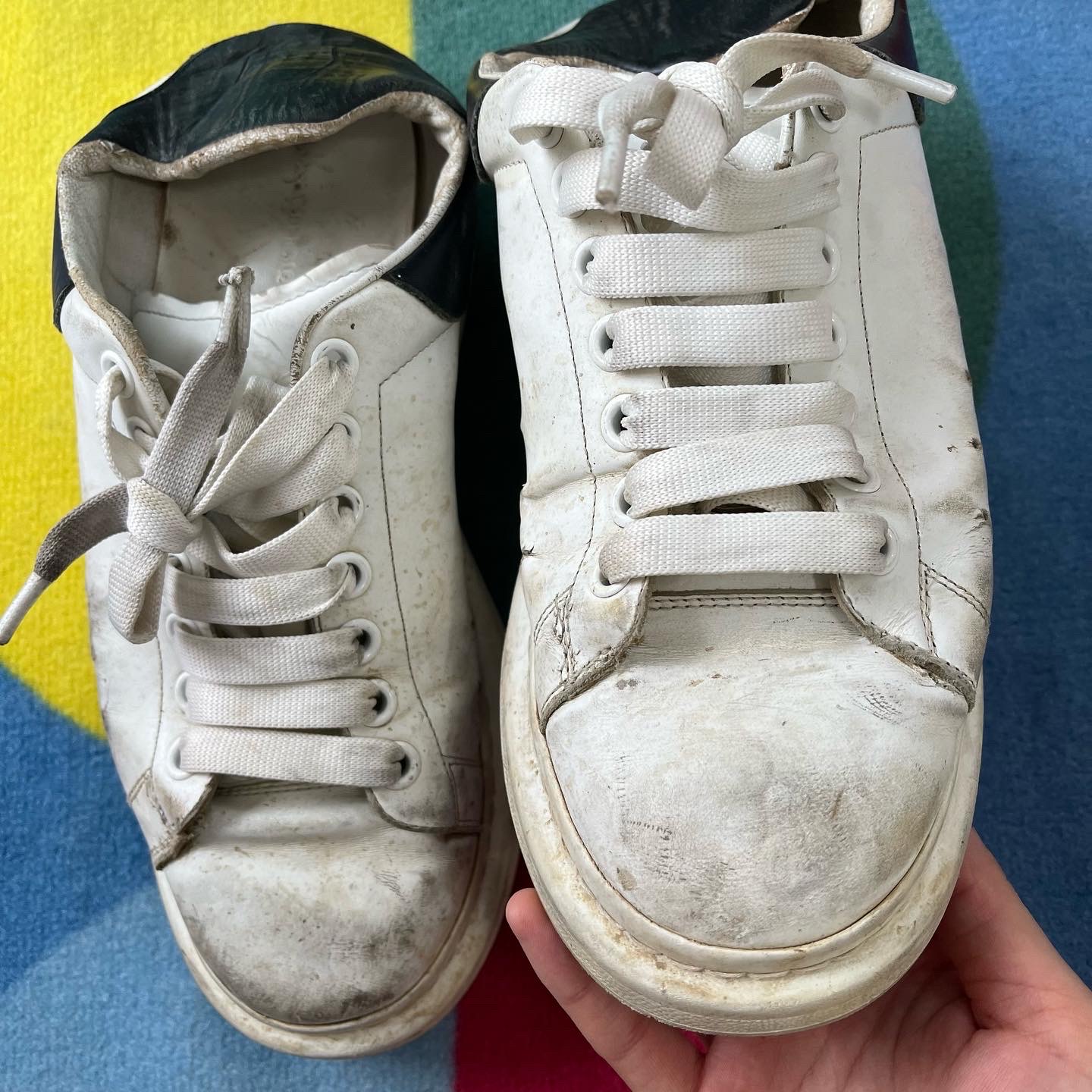 Alexander McQueen Oversized Sneakers White Black 착용 스타일 - 2