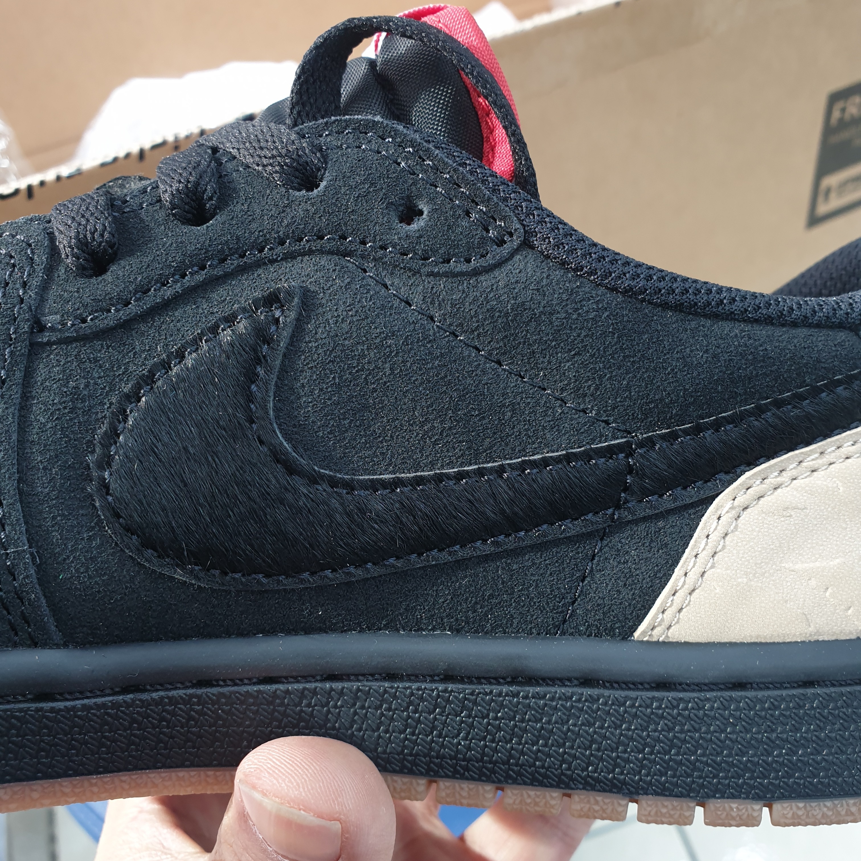 Jordan 1 x SoleFly Retro Low OG SP Black and Sport Red 착용 스타일 - 2
