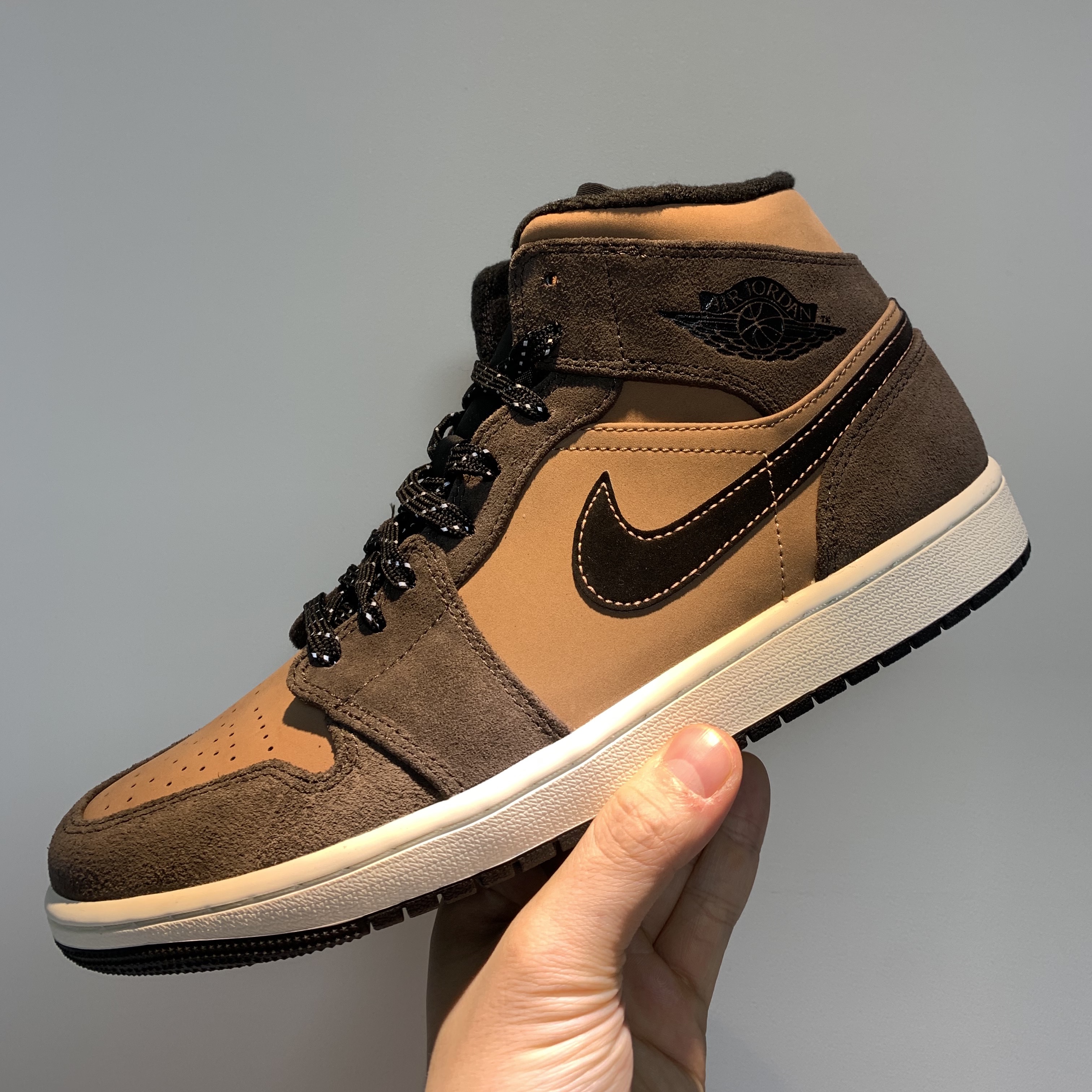 Jordan 1 Mid SE Dark Chocolate 착용 스타일