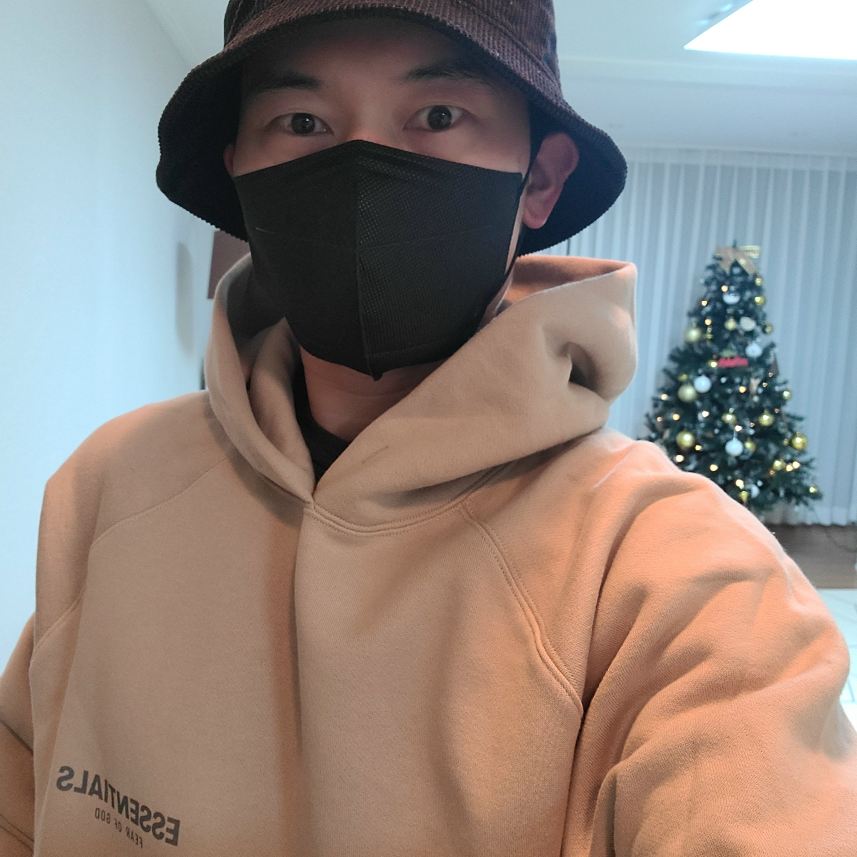 Essentials Pullover Hoodie Linen - Ssense Exclusive 착용 스타일 - 1