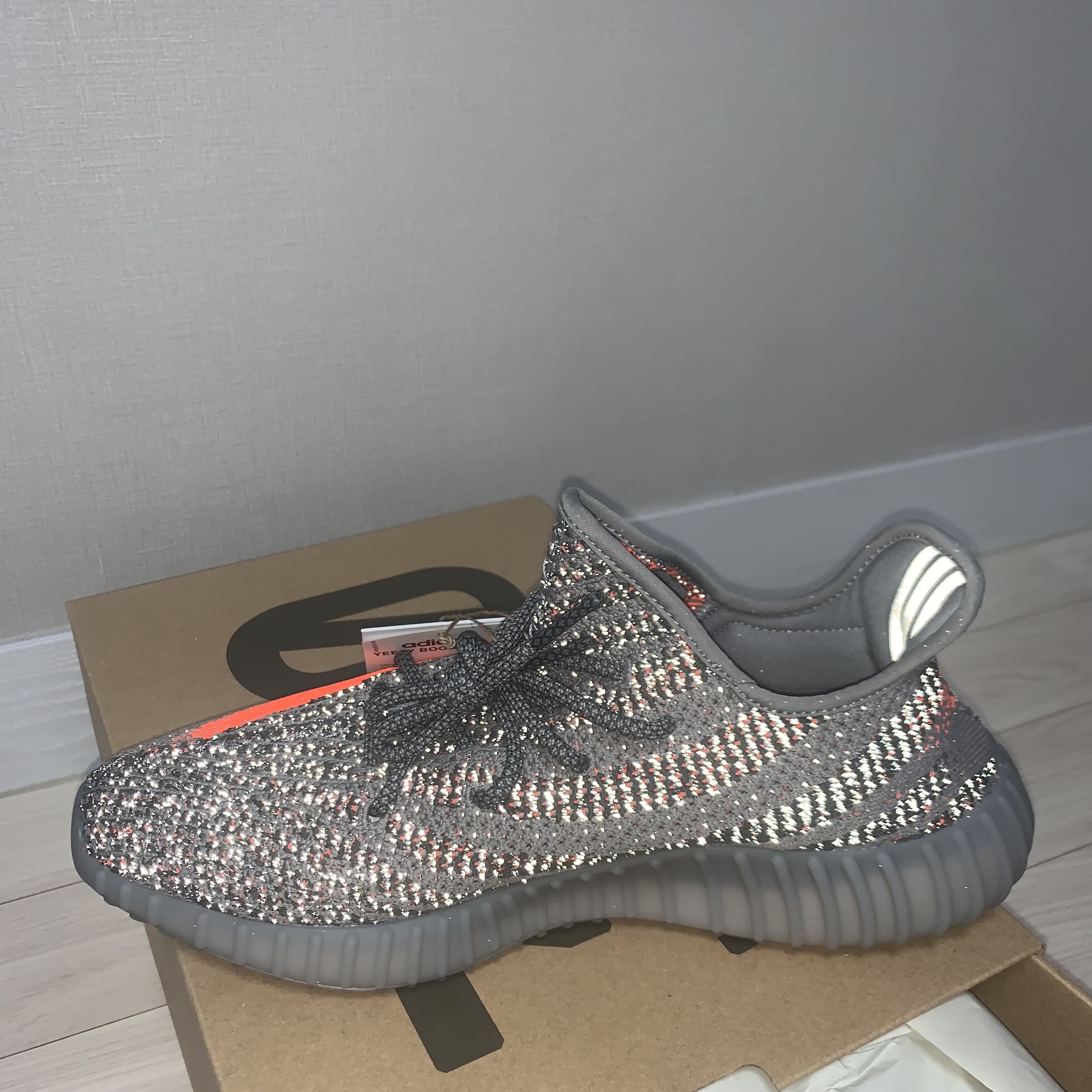 Adidas Yeezy Boost 350 V2 Beluga - Reflective 착용 스타일 - 3
