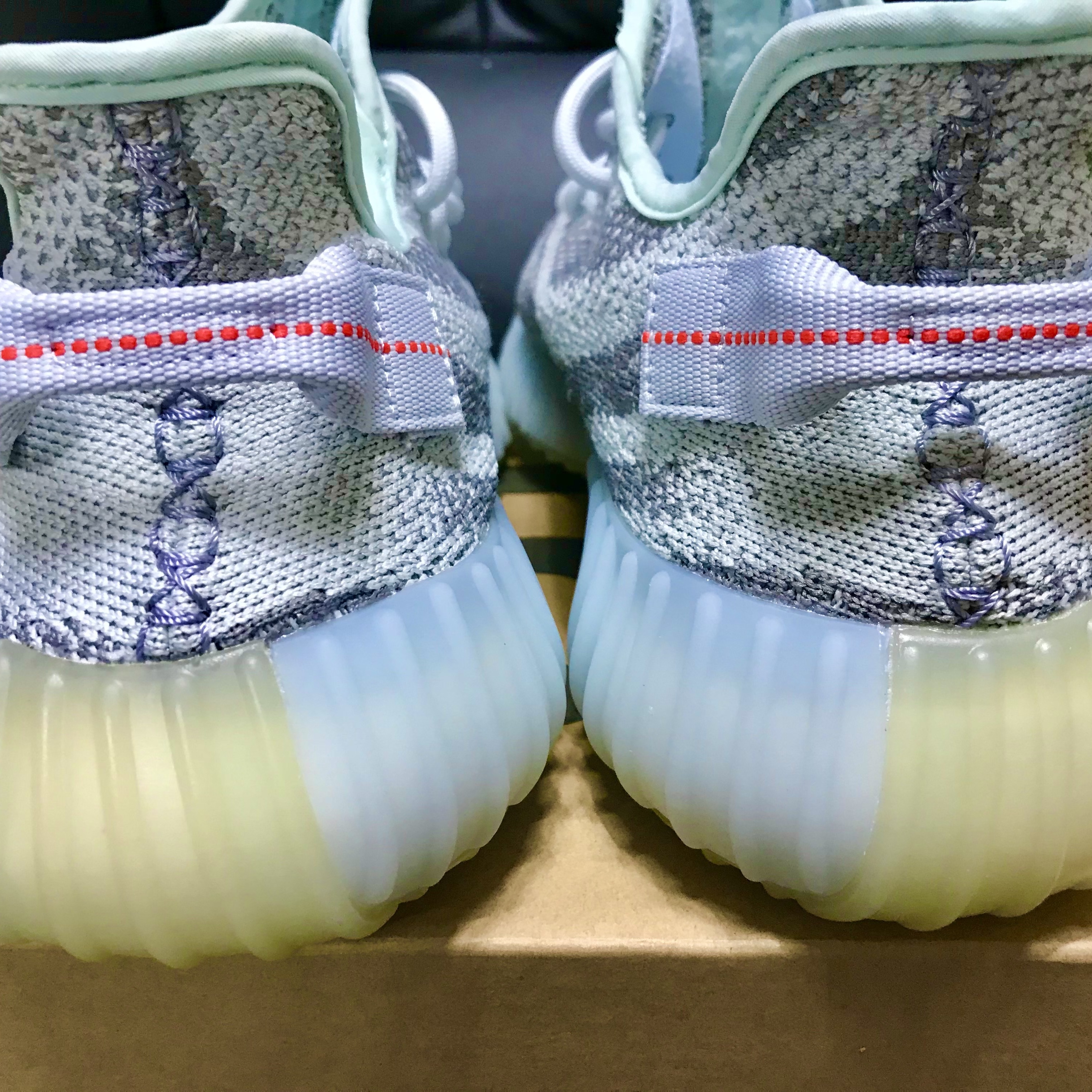 Adidas Yeezy Boost 350 V2 Blue Tint 2017 착용 스타일 - 3