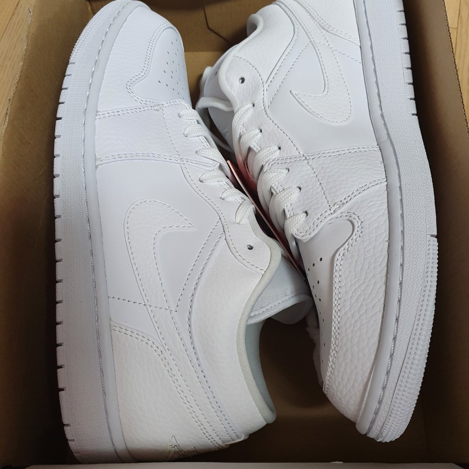 Jordan 1 Low Triple White Tumbled Leather 2020 착용 스타일 - 1