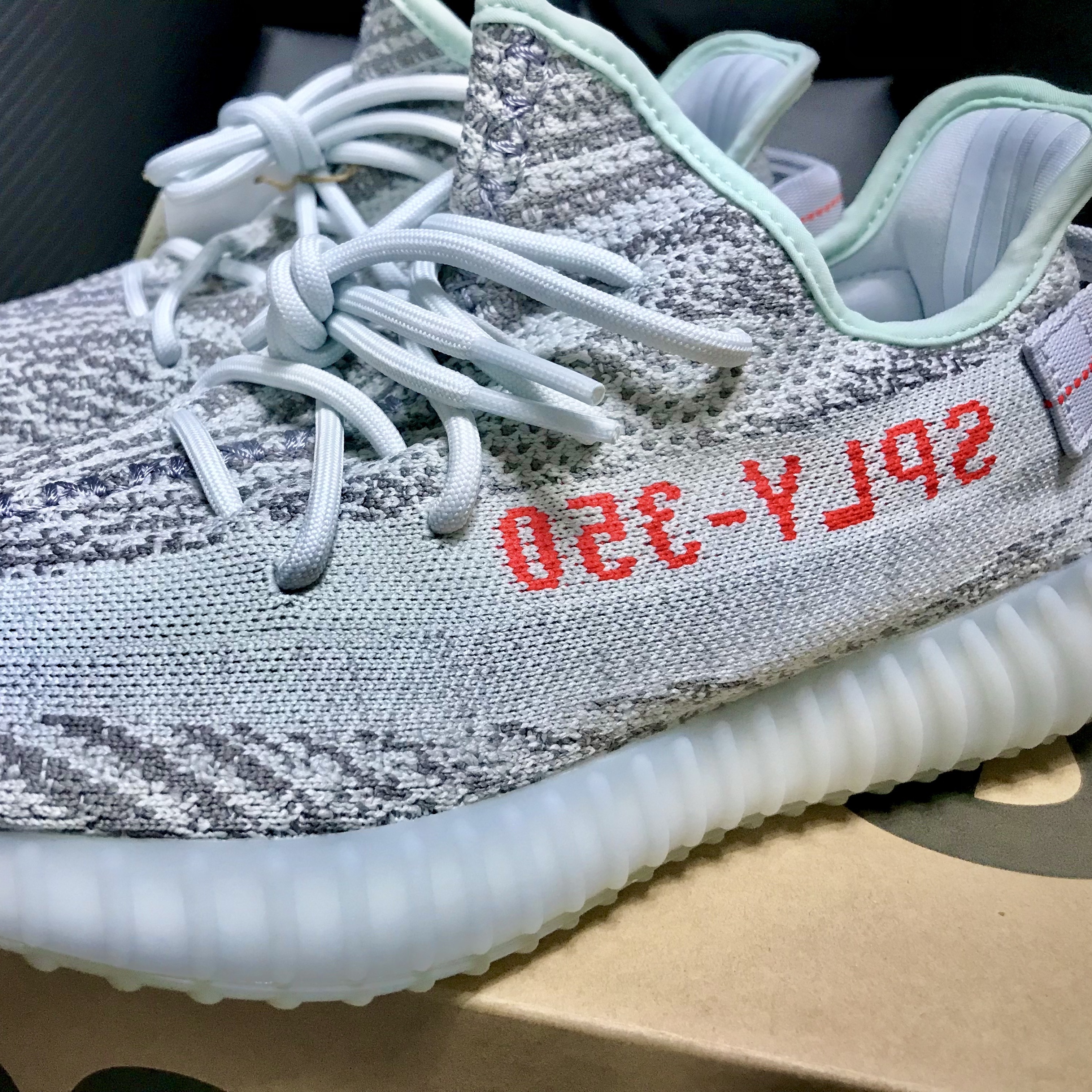 Adidas Yeezy Boost 350 V2 Blue Tint 2017 착용 스타일 - 2
