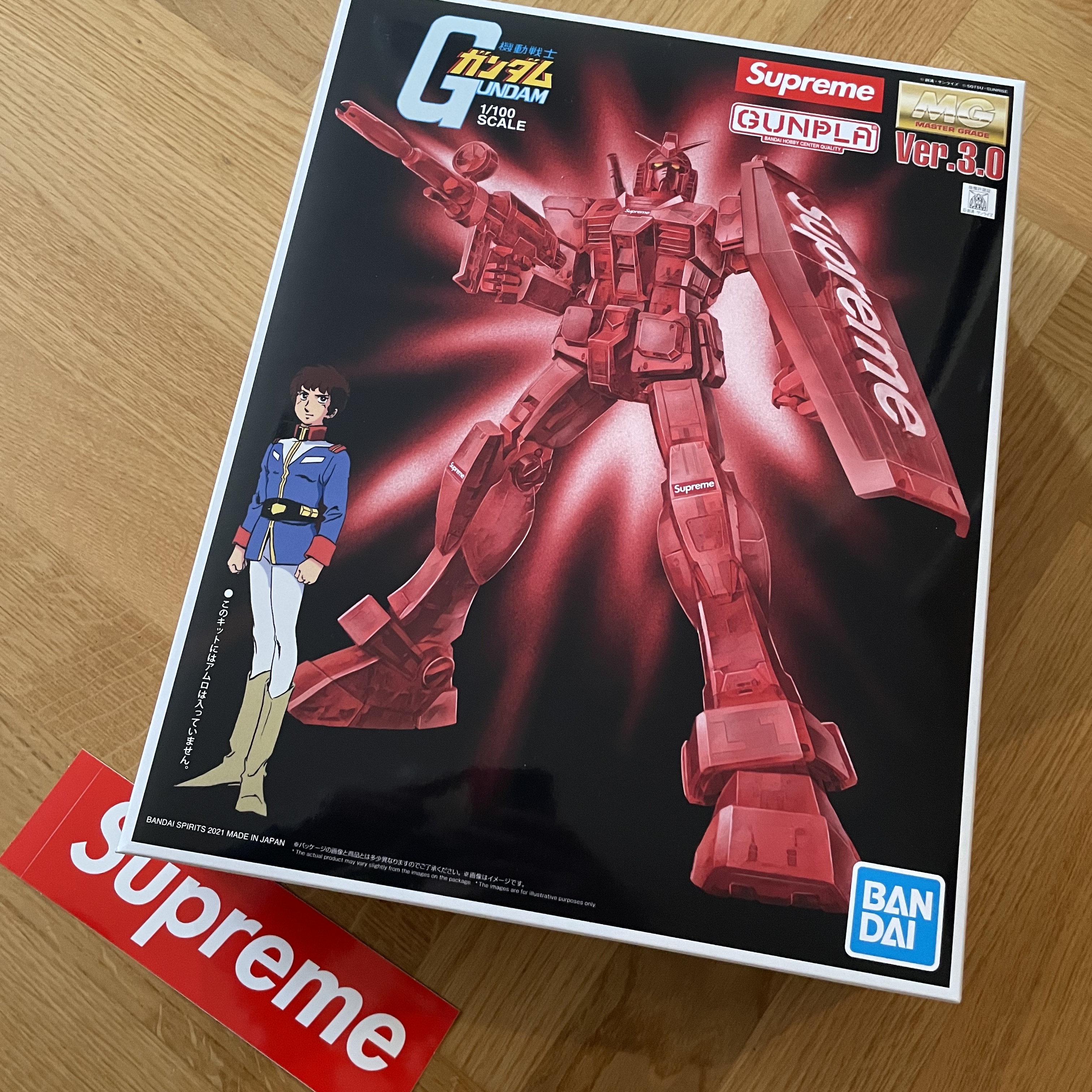 Supreme MG 1/100 RX-78-2 Gundam Ver. 3.0 착용 스타일