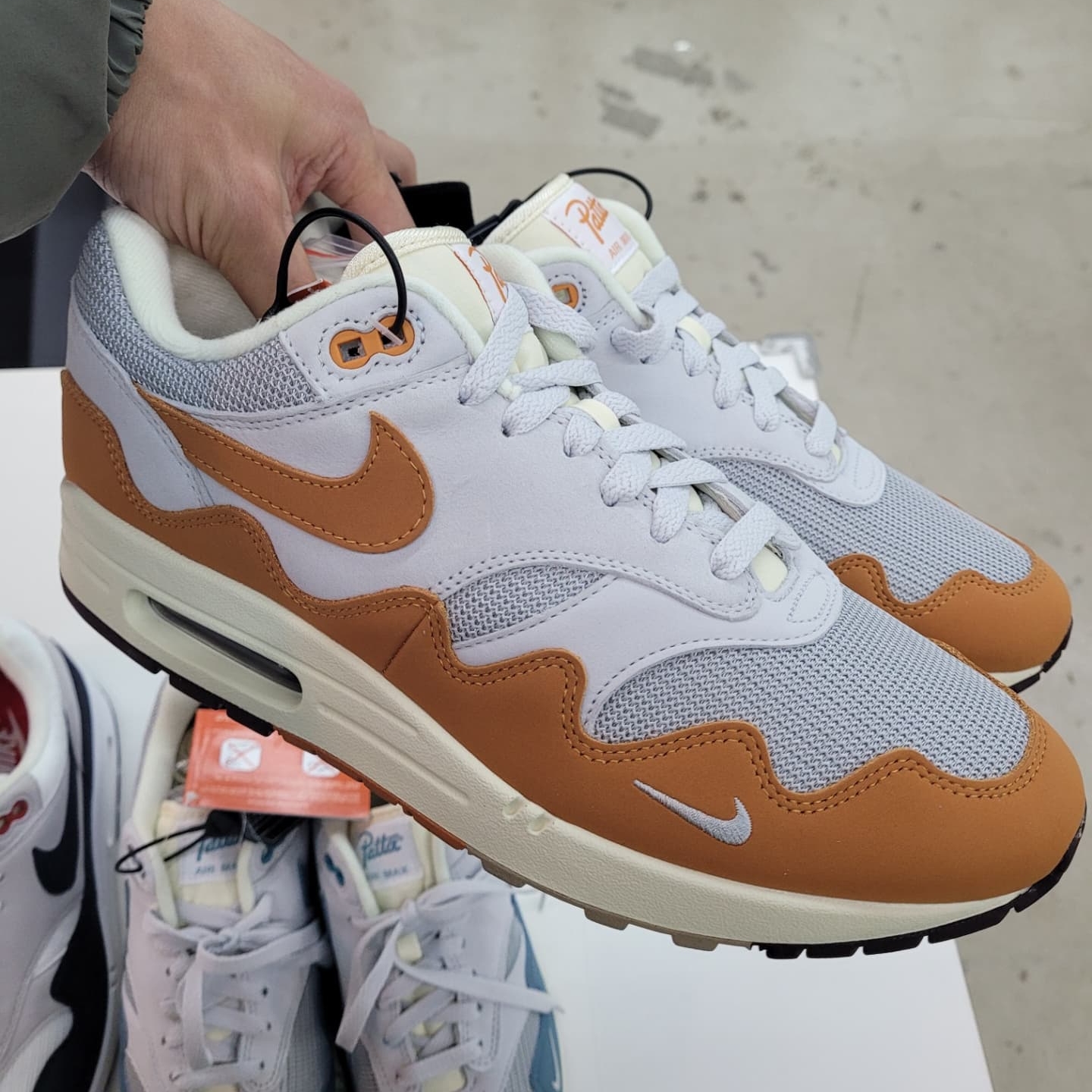 Nike Air Max 1 Anniversary Obsidian, Nike Air Max 1 Anniversary Red (2017/2018 Restock Pair) 착용 스타일 - 5