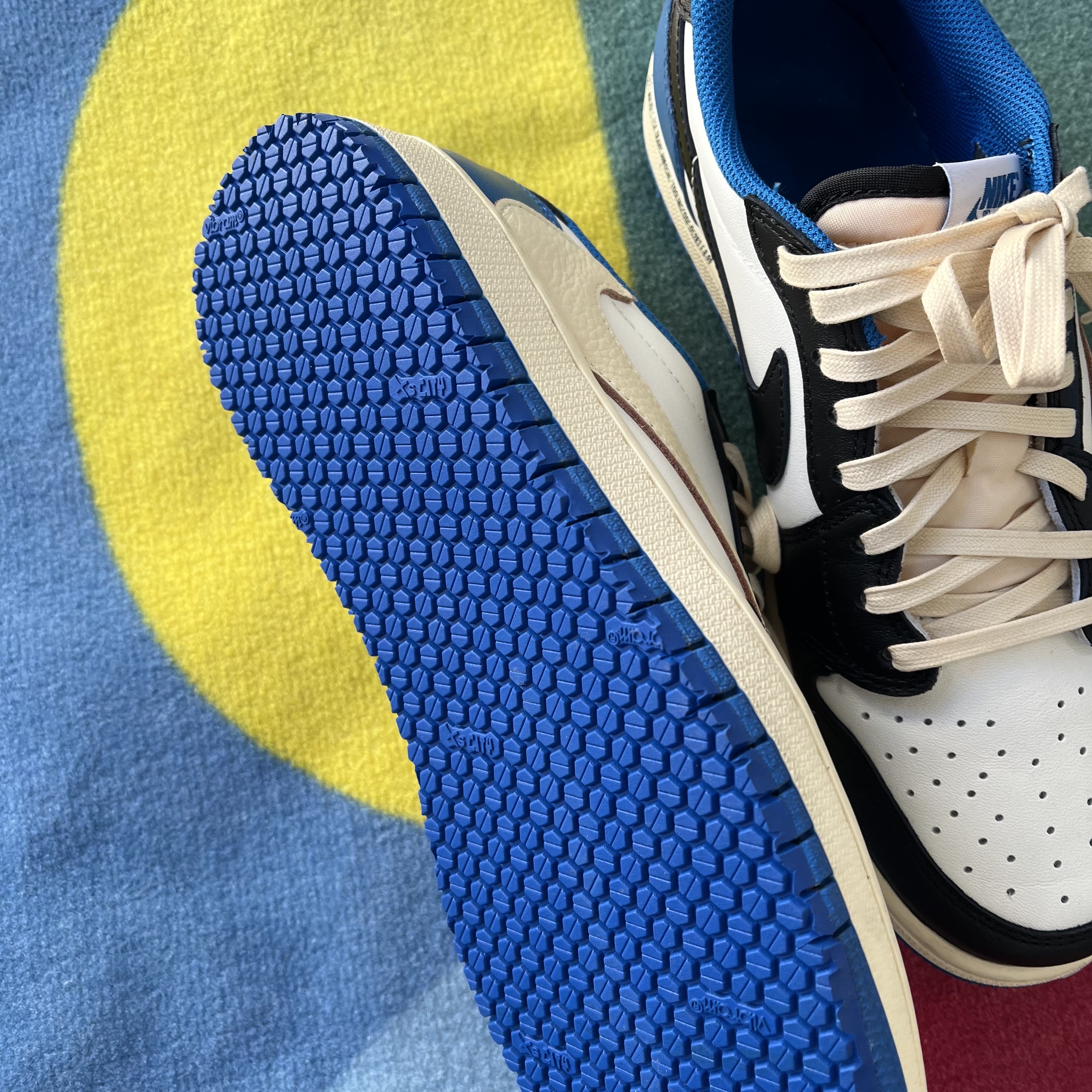 Jordan 1 x Travis Scott x Fragment Retro Low OG SP Military Blue 착용 스타일 - 2