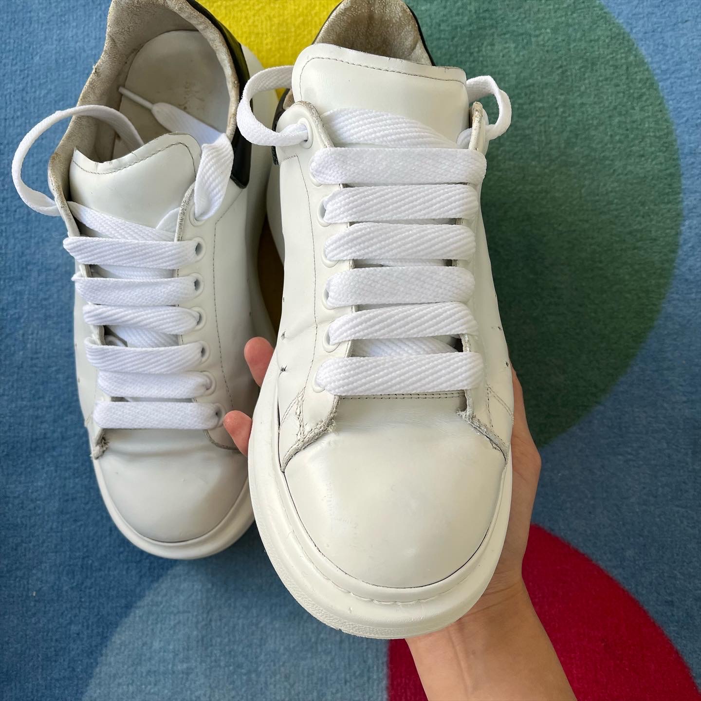 Alexander McQueen Oversized Sneakers White Black 착용 스타일 - 4