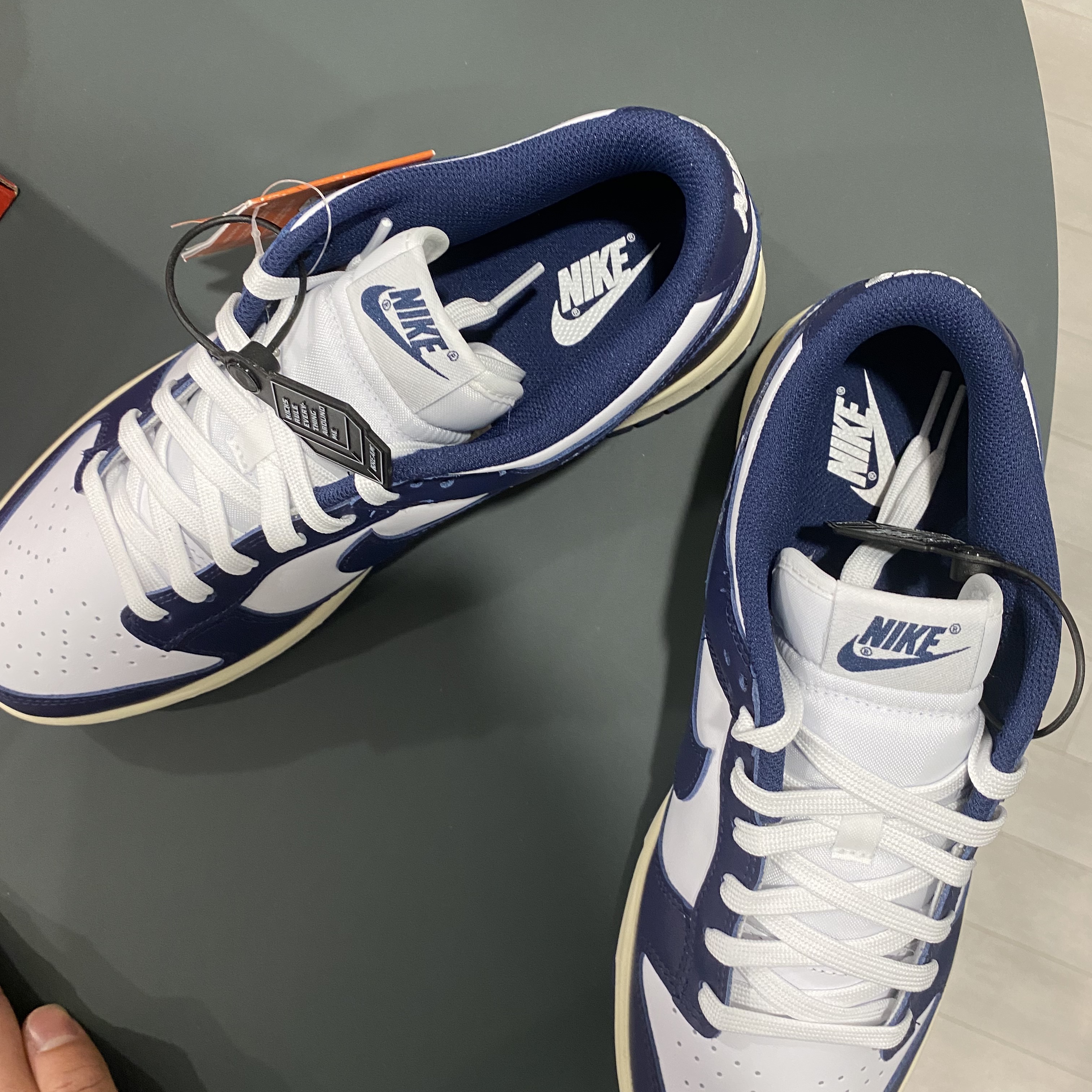 (W) Nike Dunk Low Vintage Midnight Navy 착용 스타일 - 5