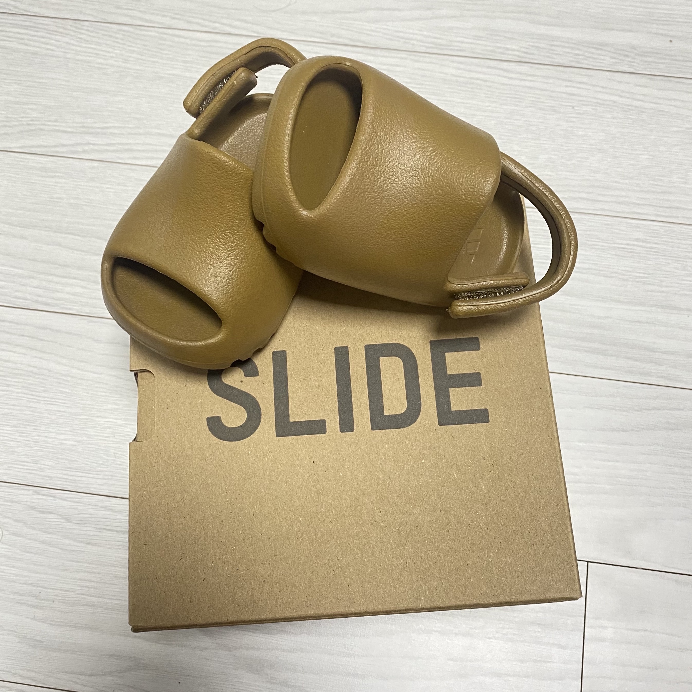 (Infant) Adidas Yeezy Slide Ochre 착용 스타일