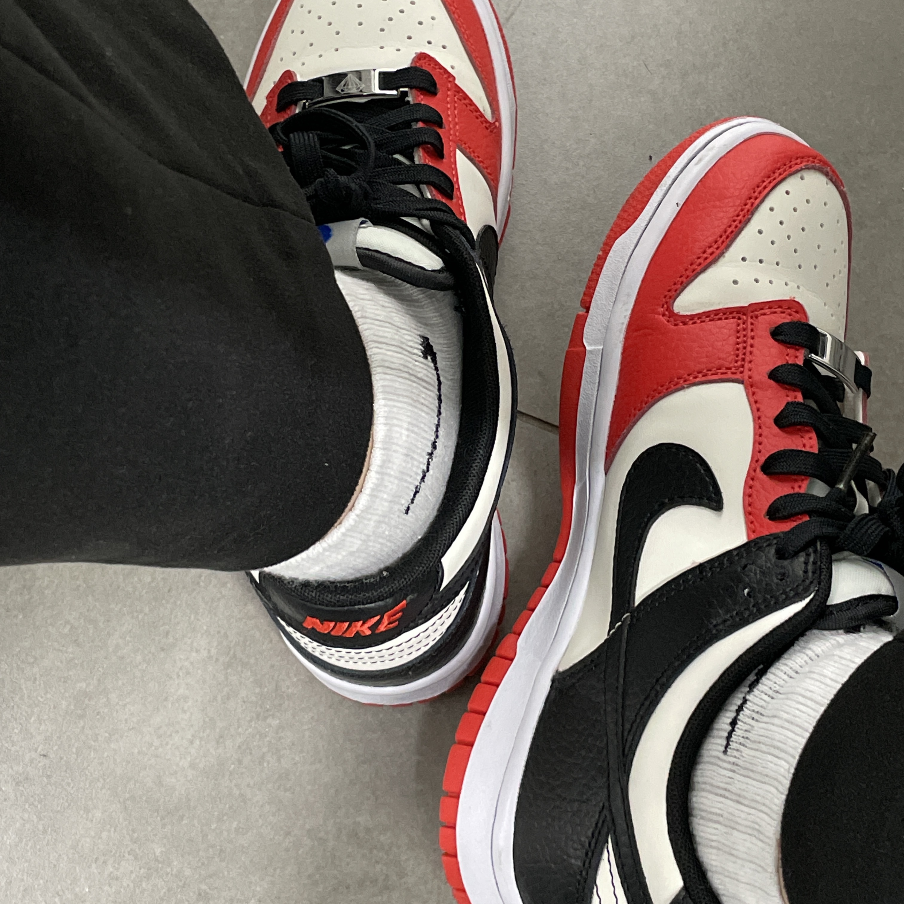(GS) Nike x NBA Dunk Low Black and Chile Red 착용 스타일