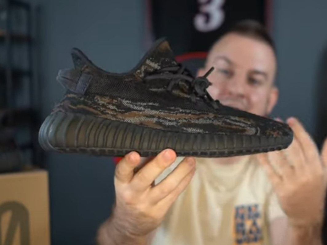 Adidas Yeezy Boost 350 V2 MX Rock 착용 스타일 - 2