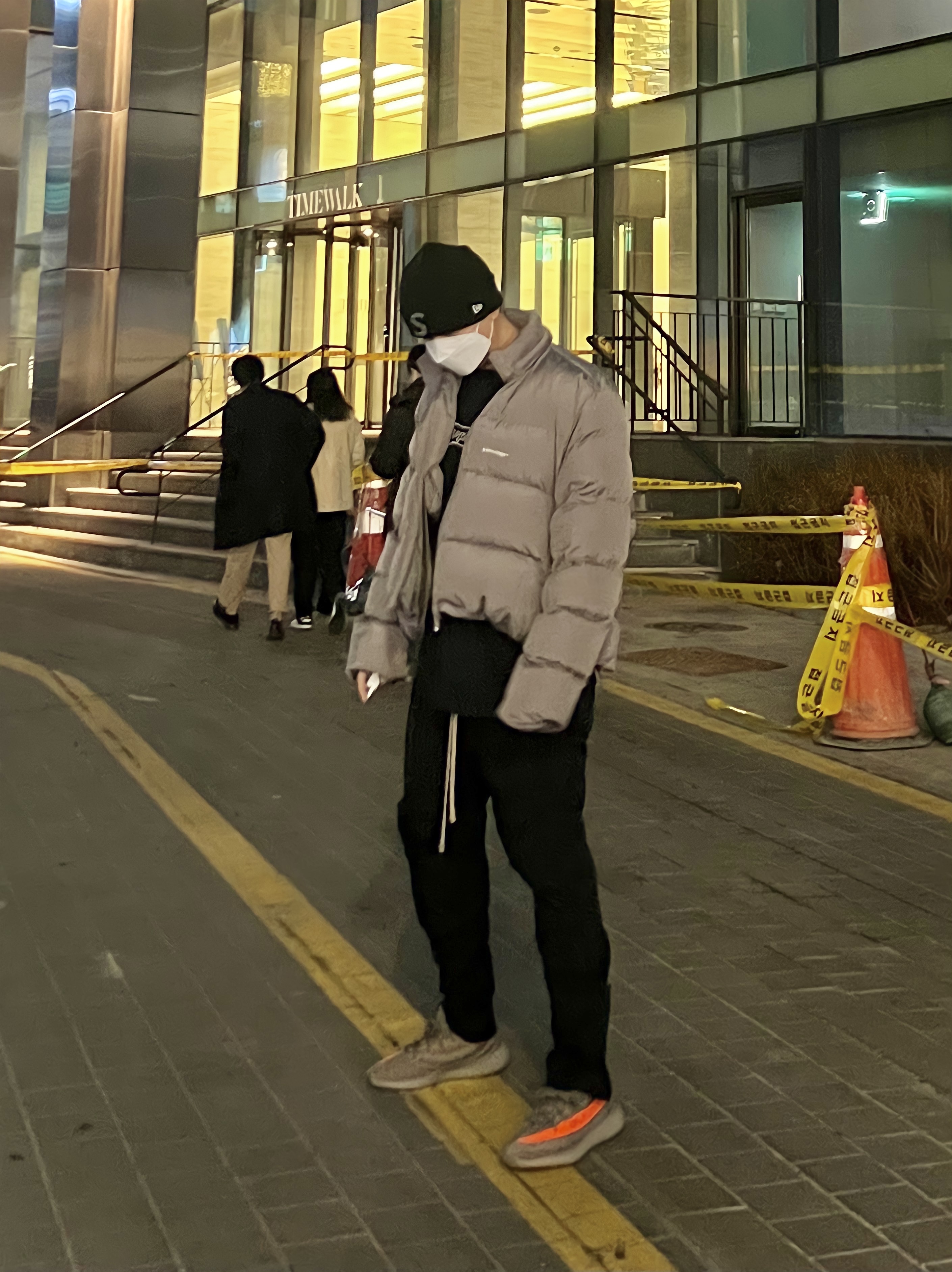 Supreme New Era Swarovski S Logo Beanie Black - 21SS, Adidas Yeezy Boost 350 V2 Beluga - Reflective 착용 스타일 - 1