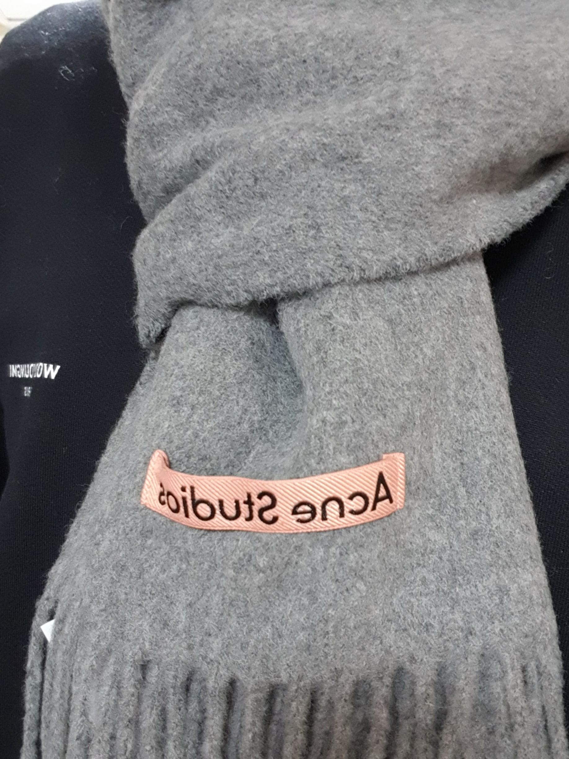 Acne Studios Canada Narrow New Wool Muffler Grey Melange 착용 스타일 - 2