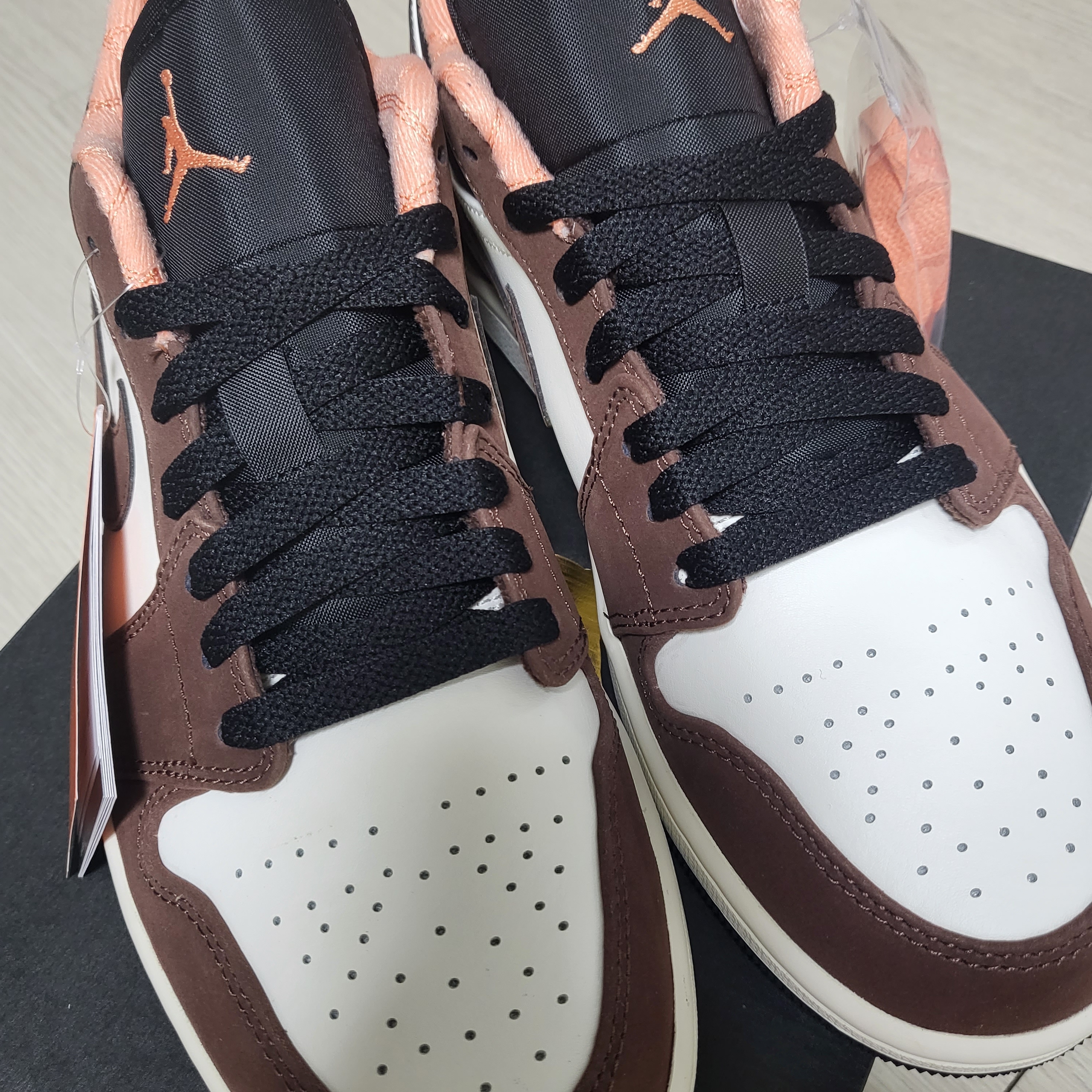 Jordan 1 Low SE Chocolate Bliss 착용 스타일 - 1